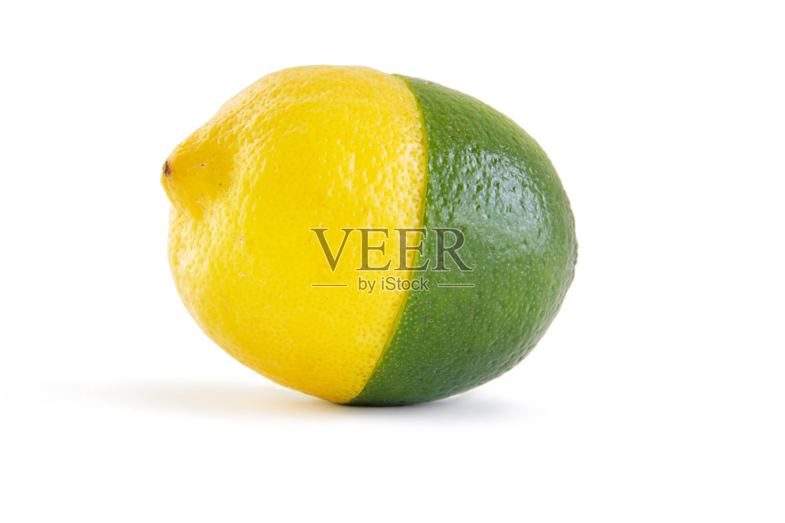 一半柠檬一半酸橙作为一种水果在白色的背景，健康的饮食理念照片摄影图片