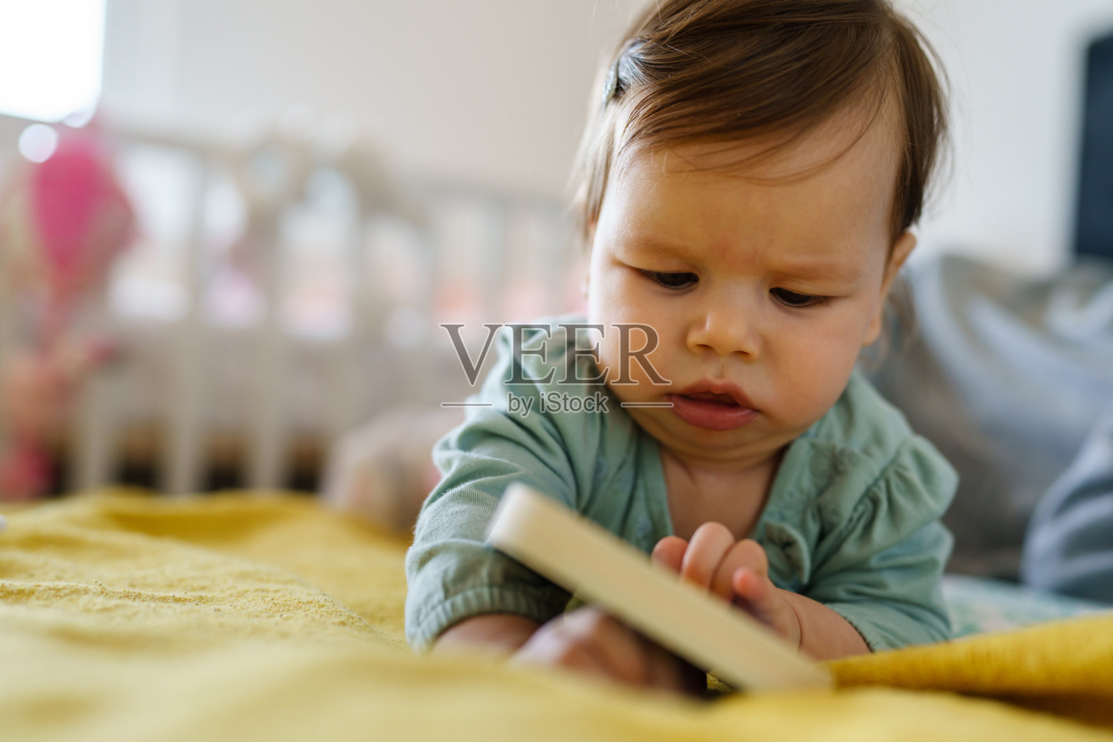 正视快乐的小白种人婴儿躺在床上，在家里玩书玩具，在白天复印空间童年成长的家庭观念照片摄影图片