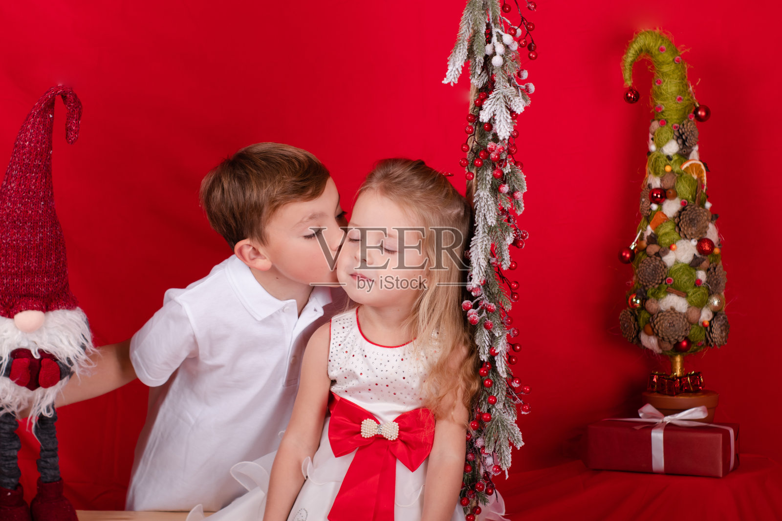 年轻的男孩和女孩在度假荡秋千照片摄影图片