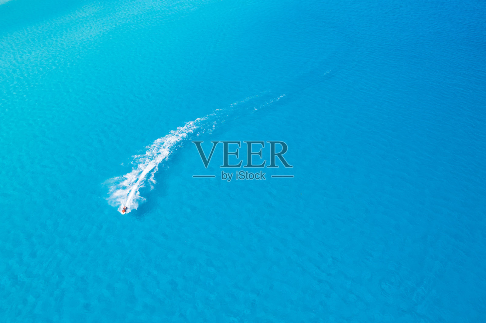 在蓝色海洋中的个人船照片摄影图片