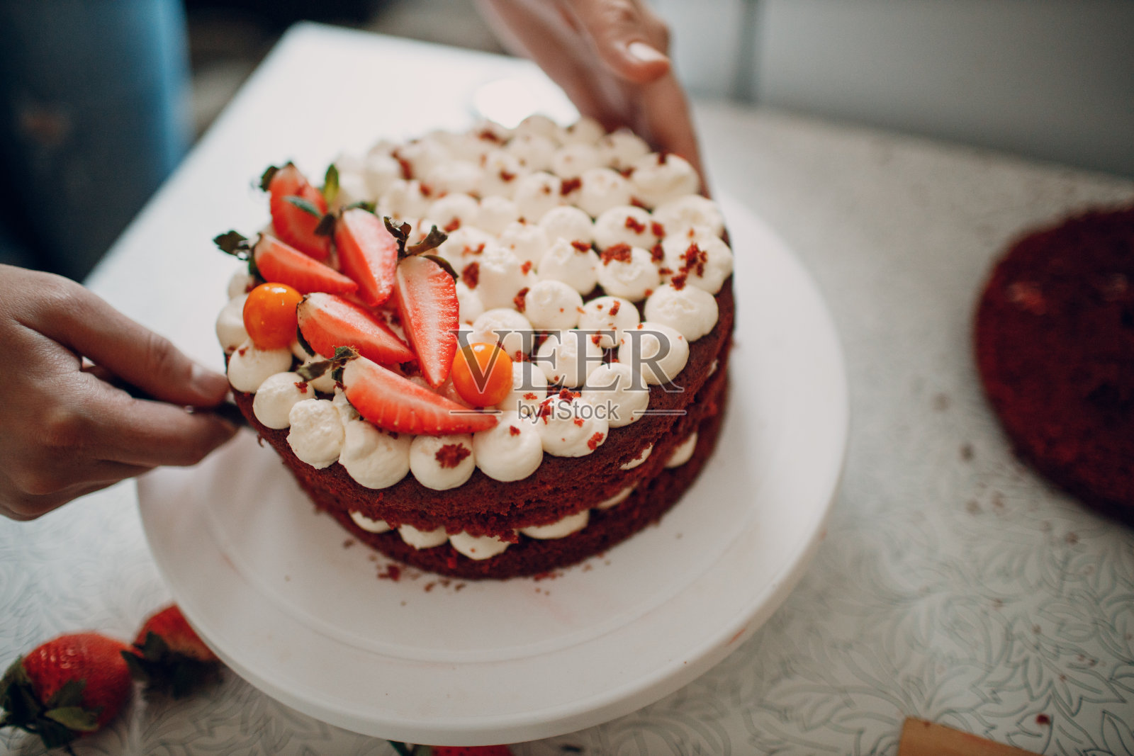 糕点师傅制作美味的红丝绒蛋糕。烹饪装饰甜点照片摄影图片