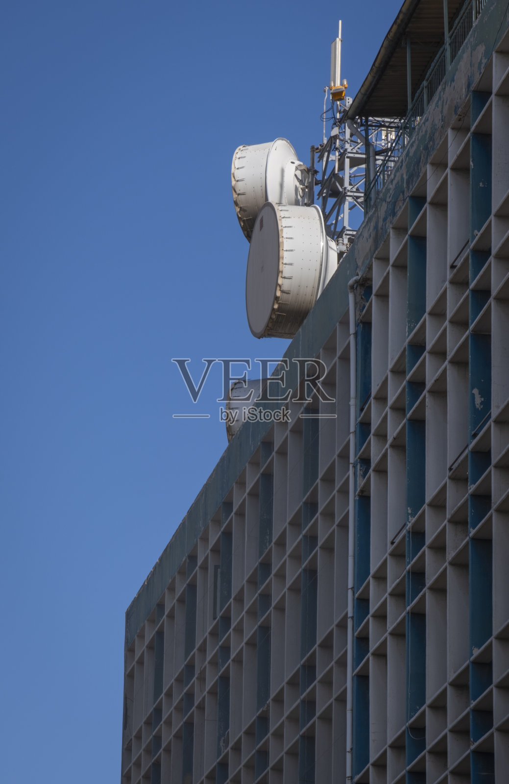 大楼上的通讯塔和天线照片摄影图片
