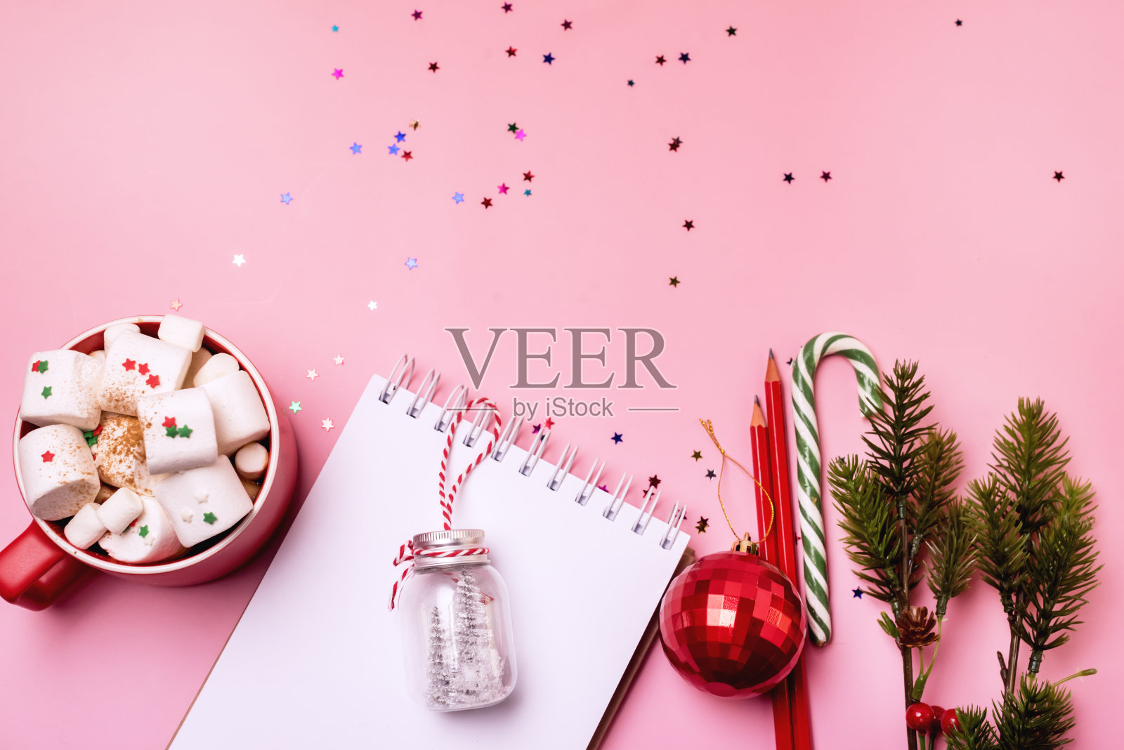 假日圣诞背景与记事本杯可可与棉花糖红铅笔五彩纸屑和糖果甘蔗拷贝空间照片摄影图片