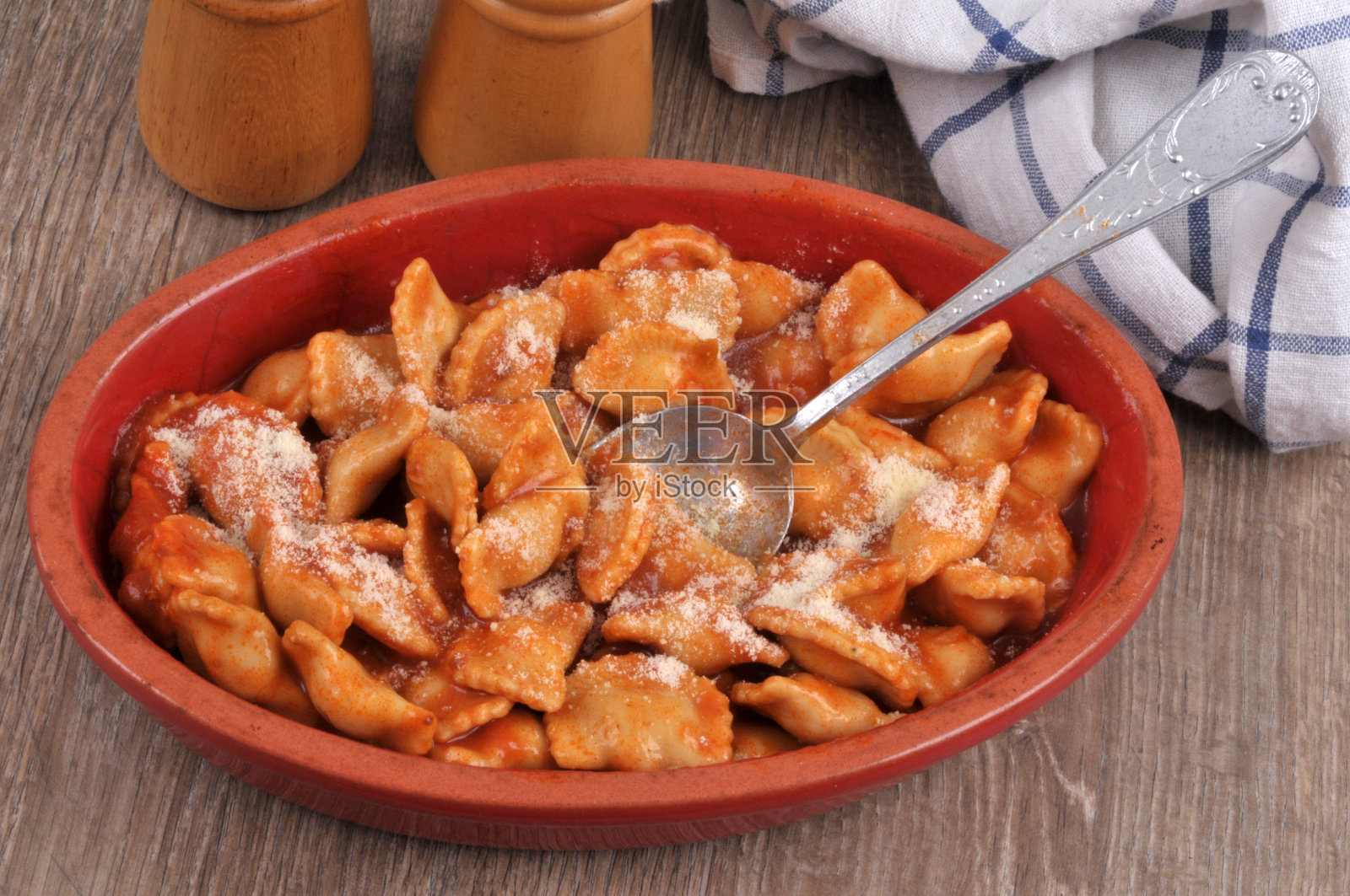 一盘意大利饺子照片摄影图片