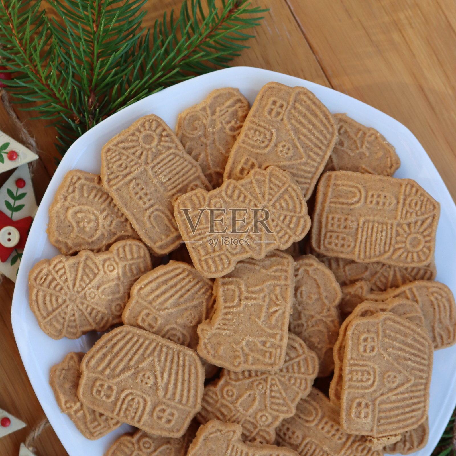 传统的节日饼干被称为Speculoos或Spekulatios放在木桌上照片摄影图片