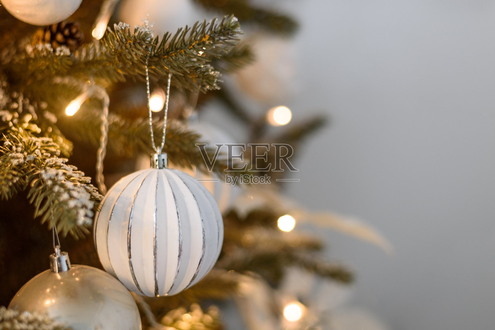 圣诞树上的白色圣诞装饰球照片摄影图片