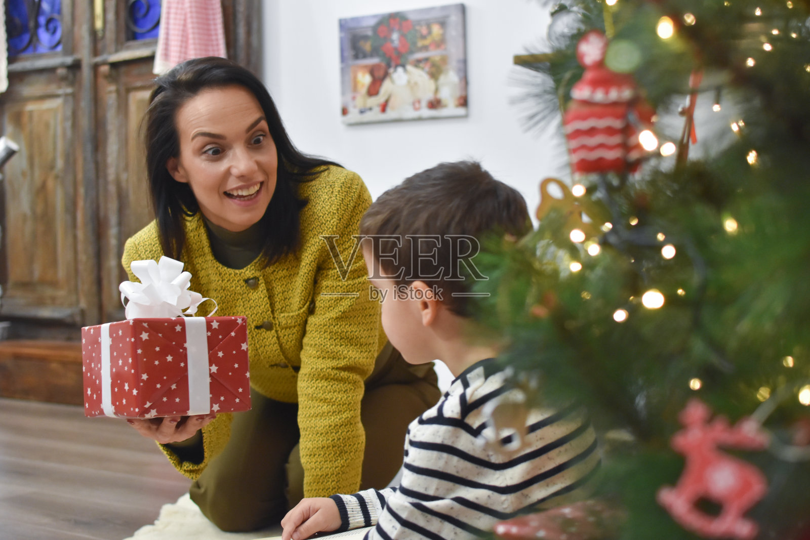 微笑的妈妈给她的儿子礼物照片摄影图片