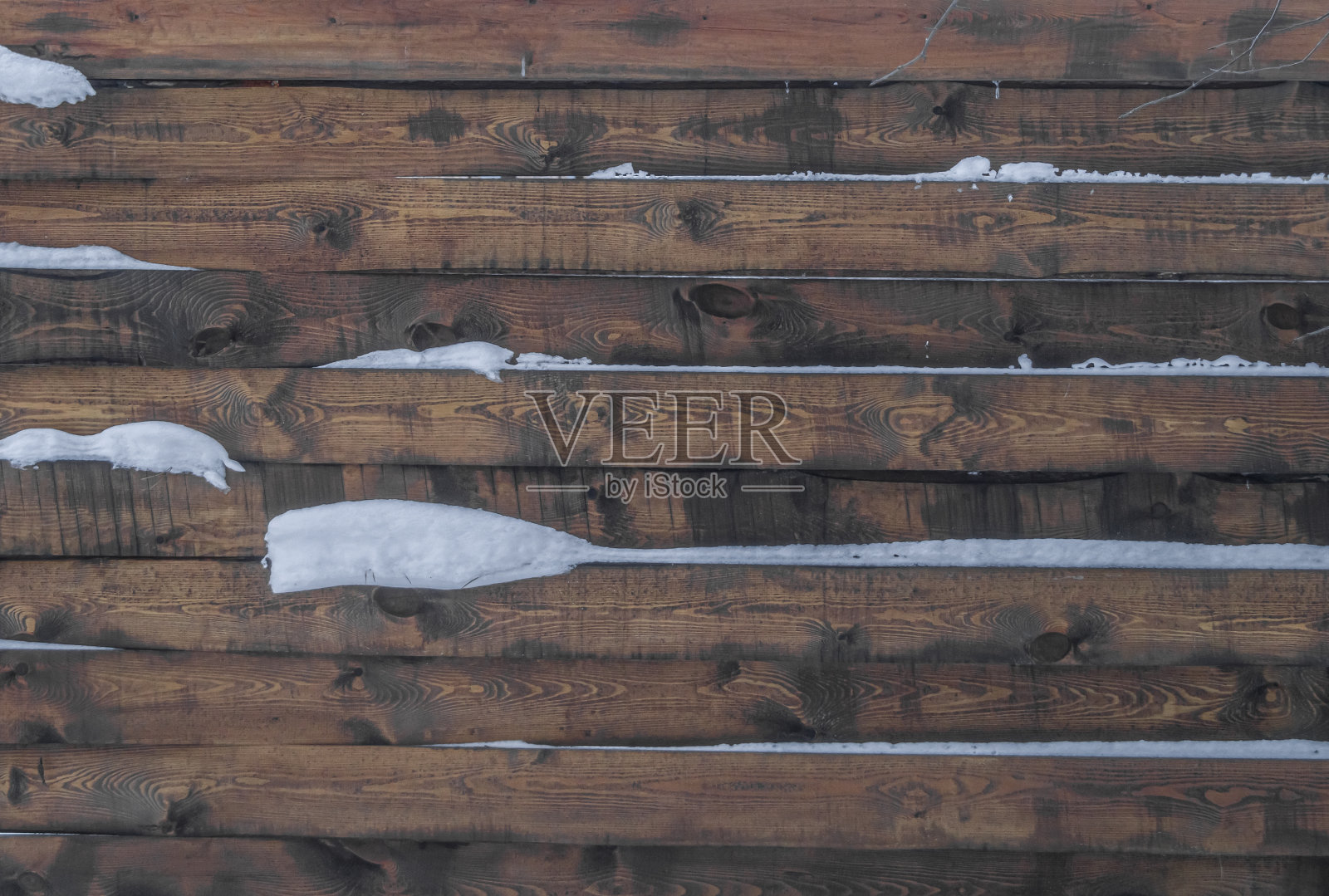 用木板和雪做成的坚实的木制栅栏。抽象背景，选择性聚焦照片摄影图片