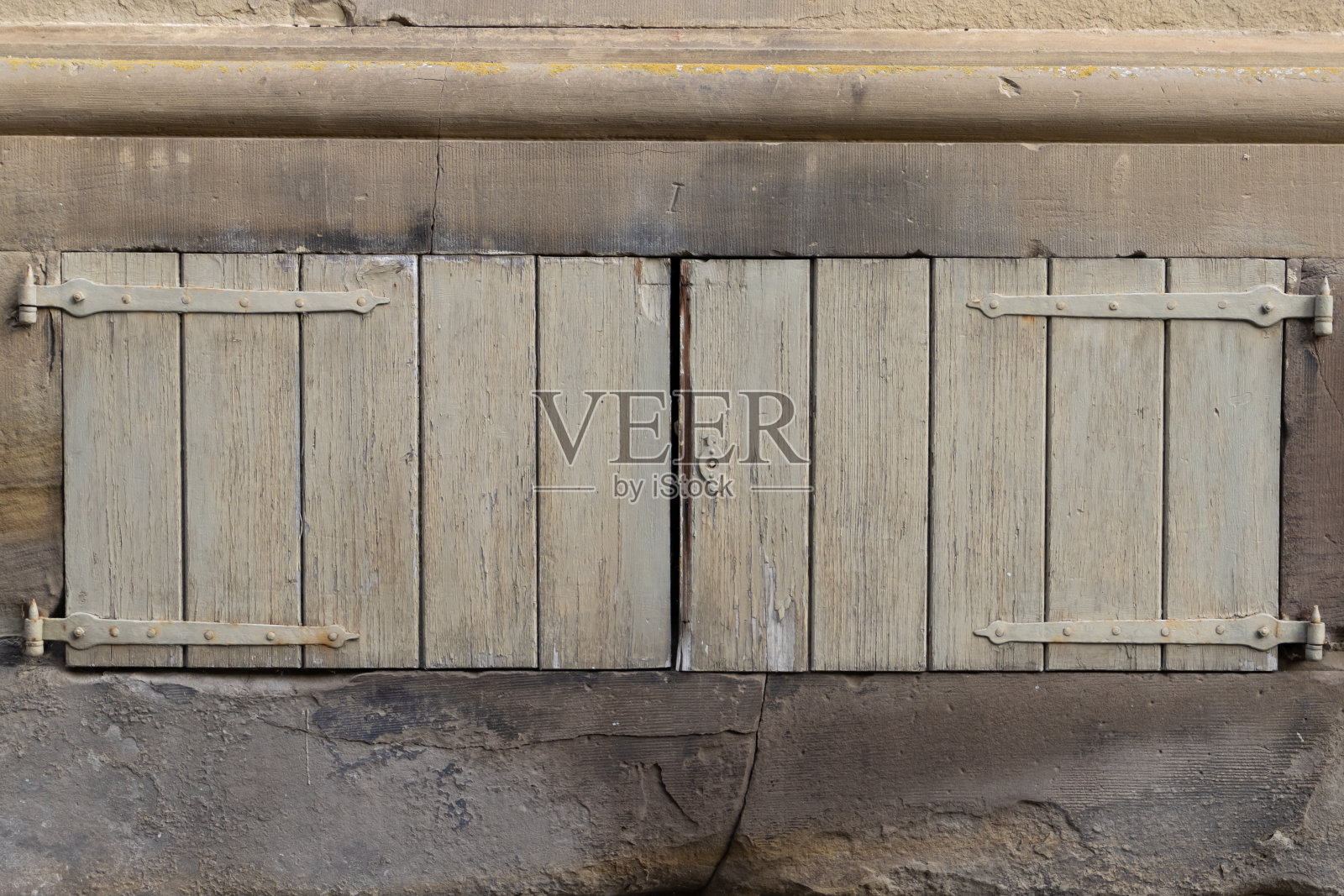 老式宽灰色木制百叶窗照片摄影图片