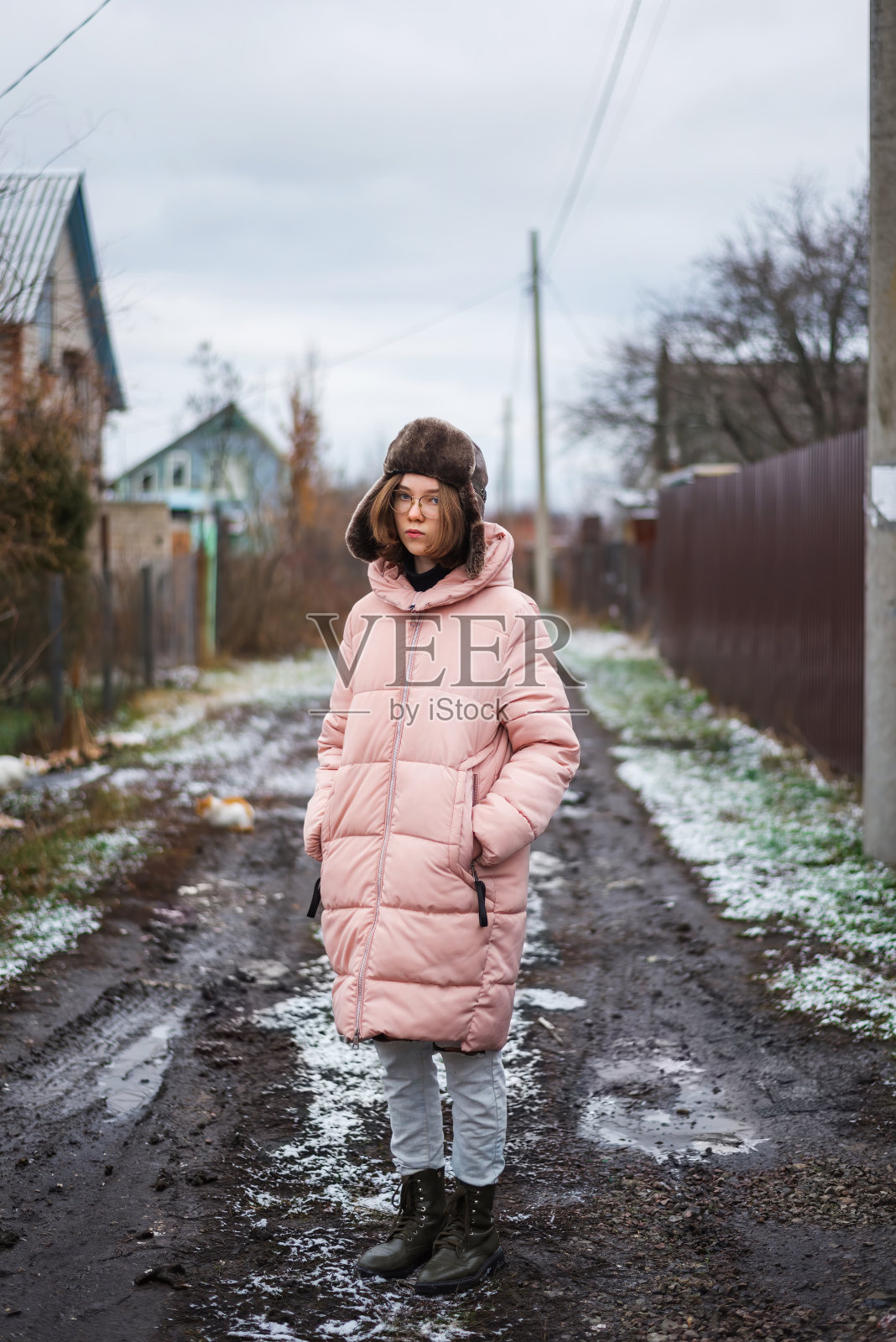 乡村雪地上悲伤的少女照片摄影图片