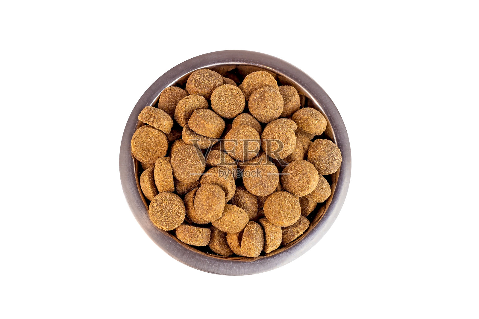 俯视图，棕色的饼干骨头和嘎吱作响的有机狗粮块放在一个金属碗里，孤立在白色背景上。健康干粮宠物食品照片摄影图片