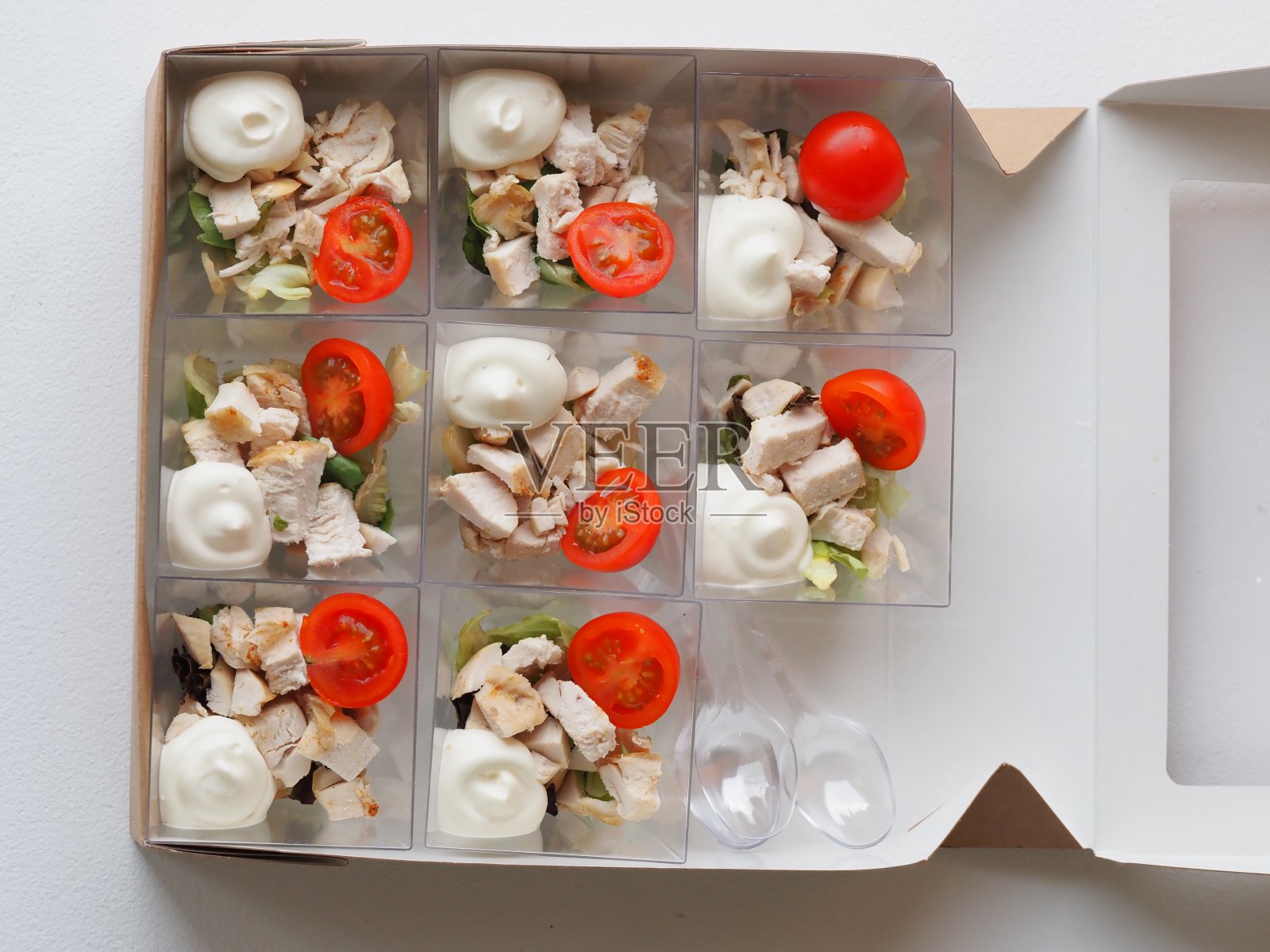 在送餐服务中，将纸板包装的三明治分部分打包照片摄影图片