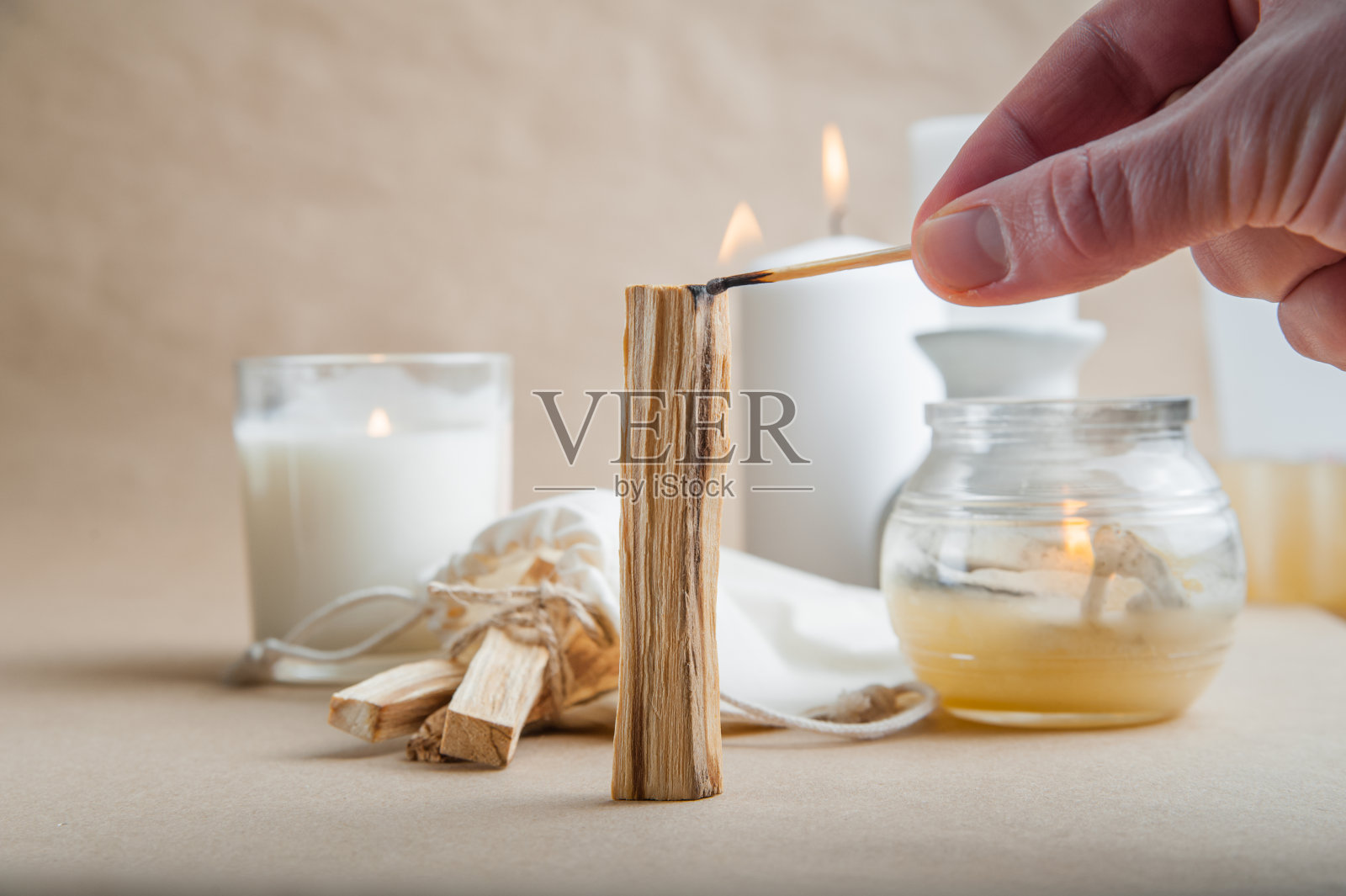 帕洛桑托为特写镜头和复制空间提供了限制。仪式洁净与神圣的伊比奥凯，冥想，香薰与蜡烛。照片摄影图片