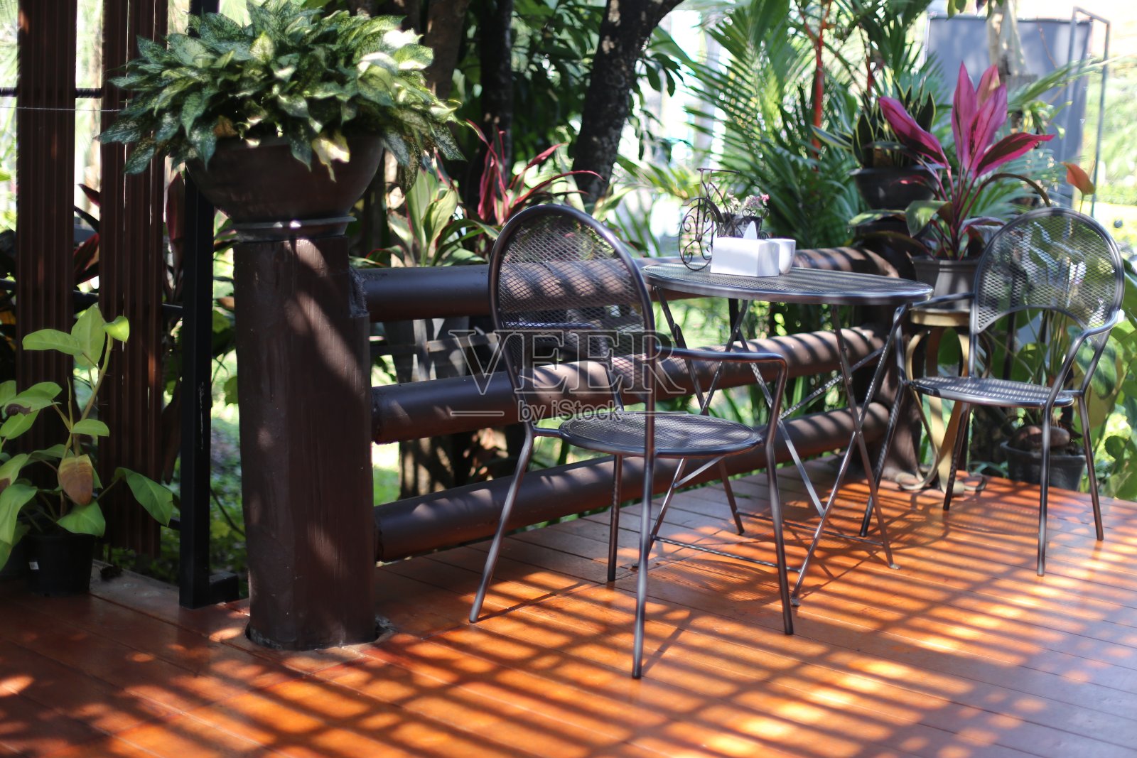 有光影的桌椅照片摄影图片