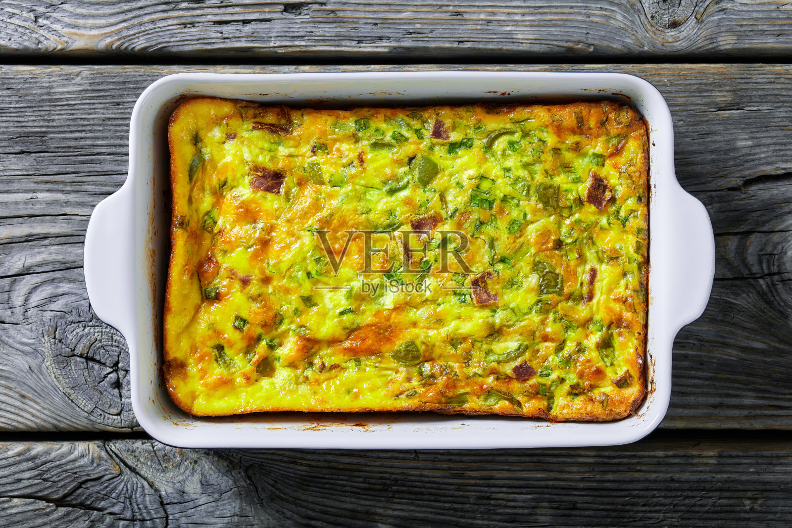 烤箱烤丹佛蛋饼在烤盘中照片摄影图片