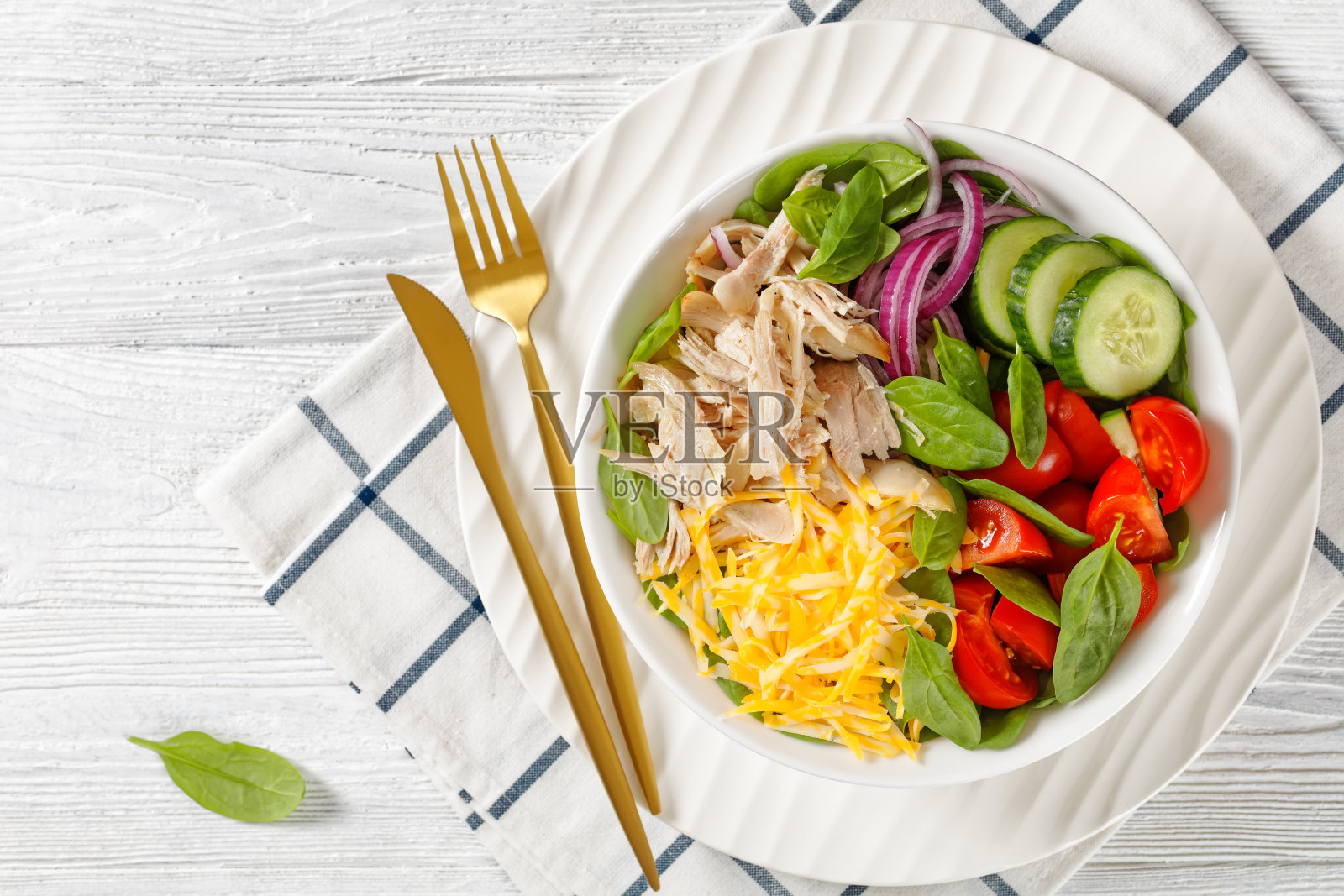 鸡肉沙拉配新鲜菠菜，黄瓜，奶酪照片摄影图片