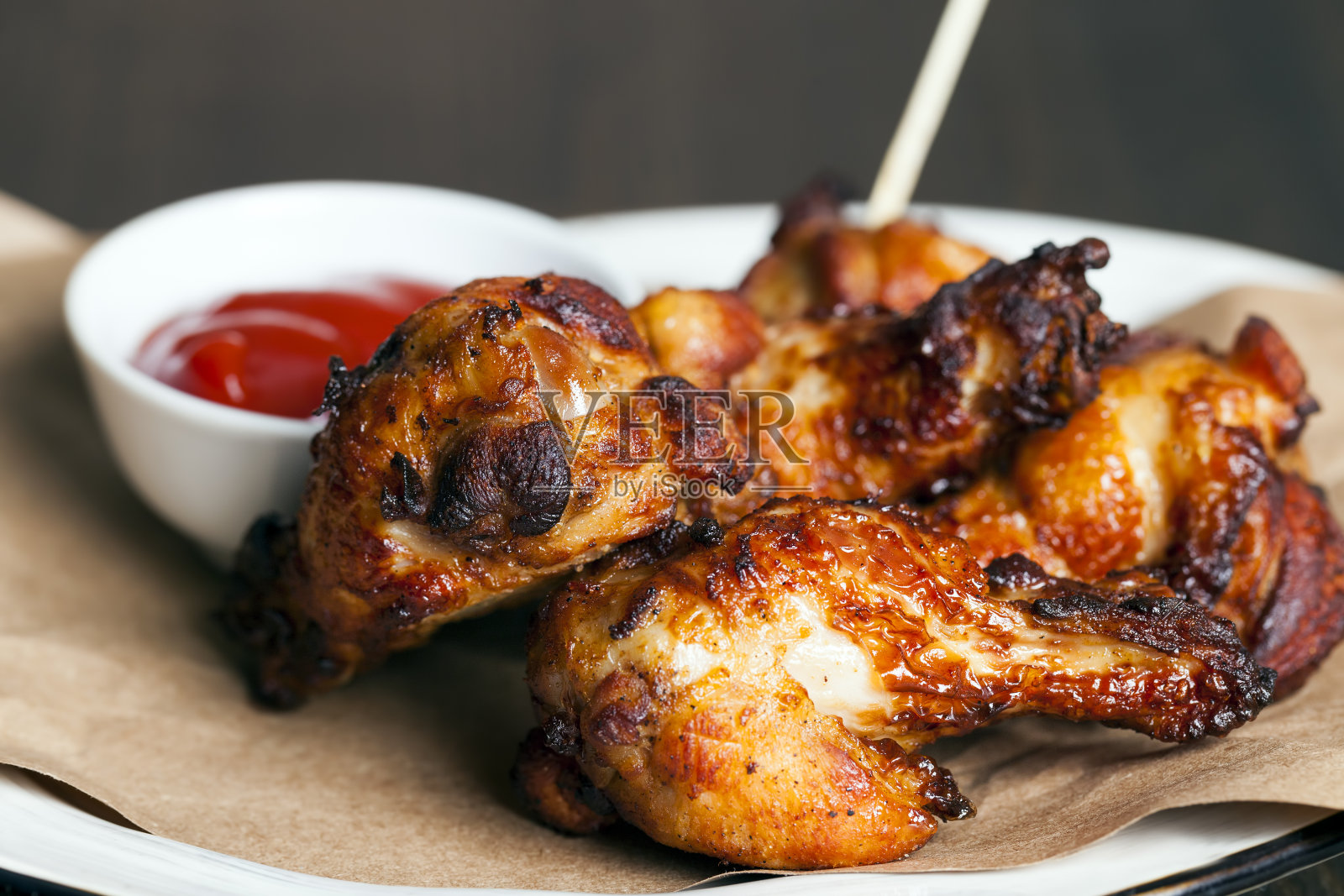 烤鸡翅配番茄酱照片摄影图片