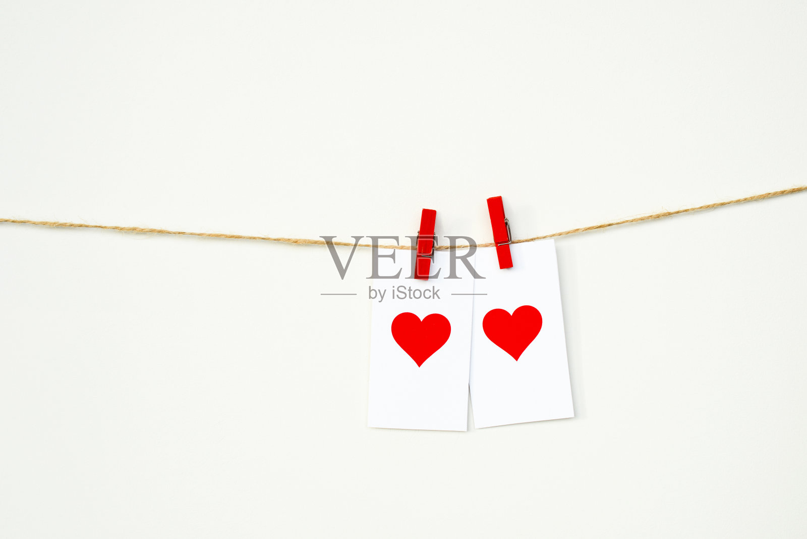 情人节贺卡：红色爱心悬挂在绳子上，2月14日，爱情背景照片摄影图片