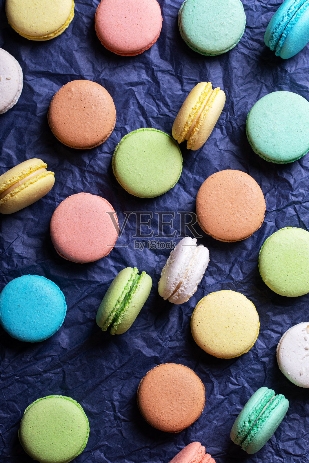 甜蜜的彩色马卡龙作为情人节礼物照片摄影图片