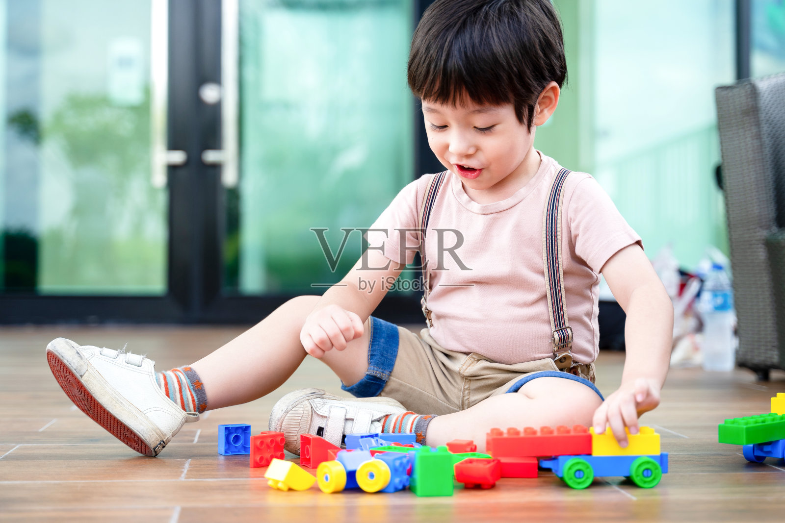 小男孩玩玩具，认知技能，学习工具创造力，教育理念。照片摄影图片