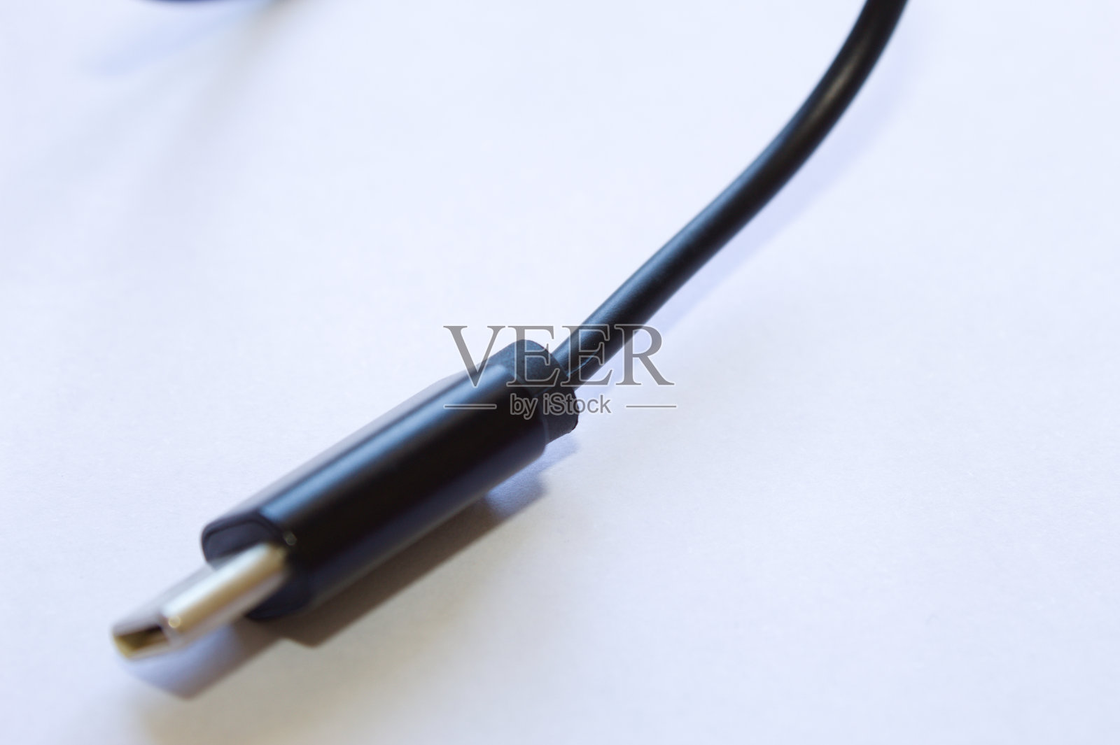 USB-C电缆和白色背景连接器照片摄影图片