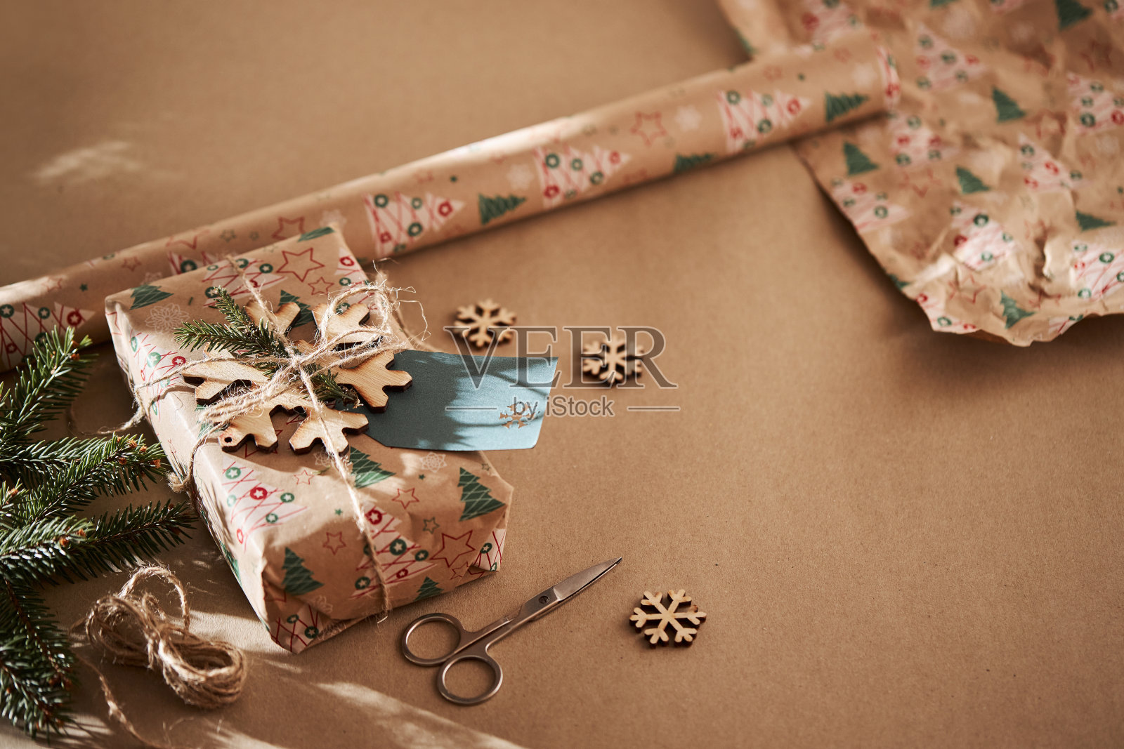 用牛皮纸包着，用粗麻绳捆着的包裹。照片摄影图片