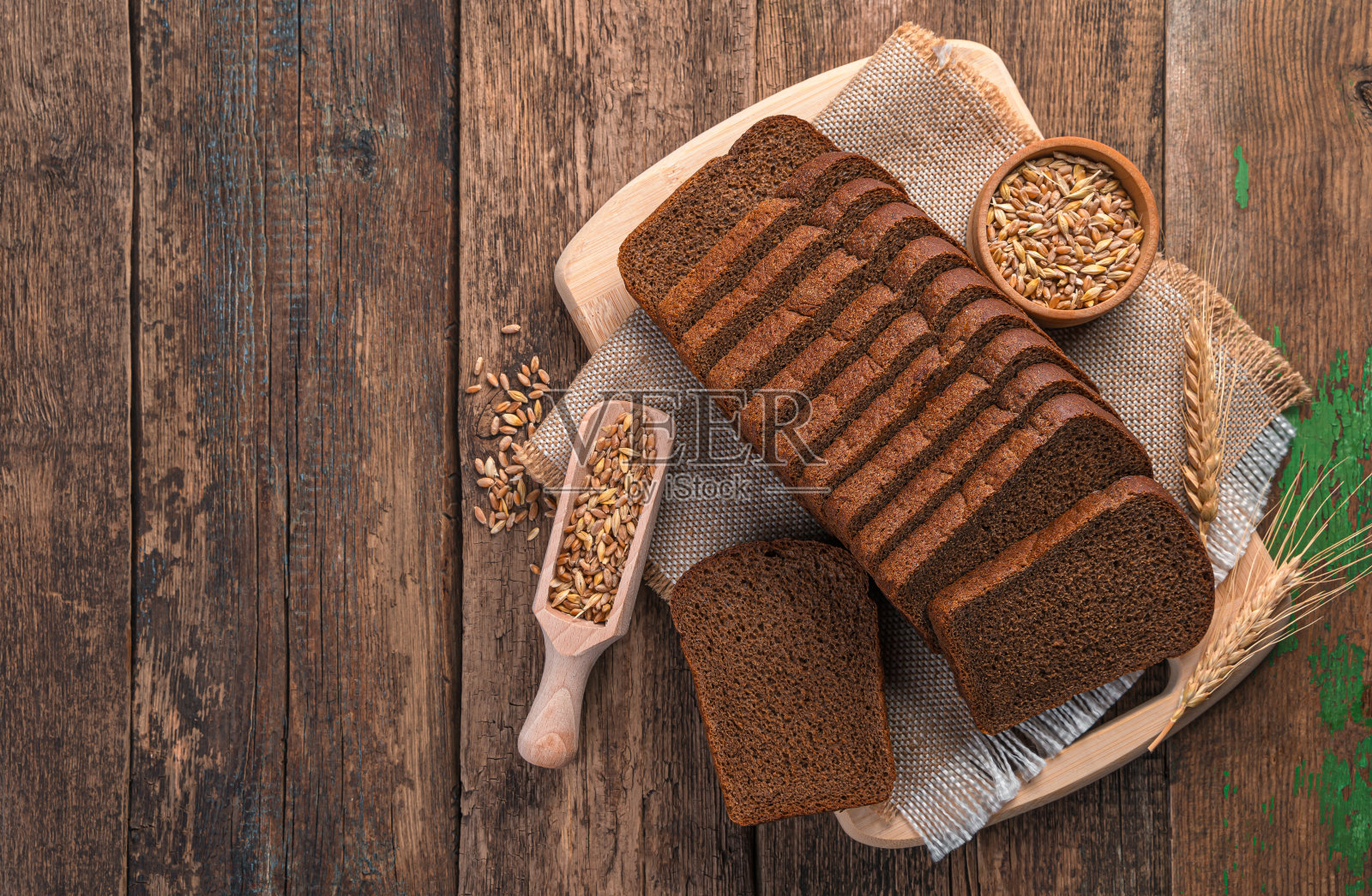新鲜的黑麦面包放在木桌上，有复制的空间照片摄影图片