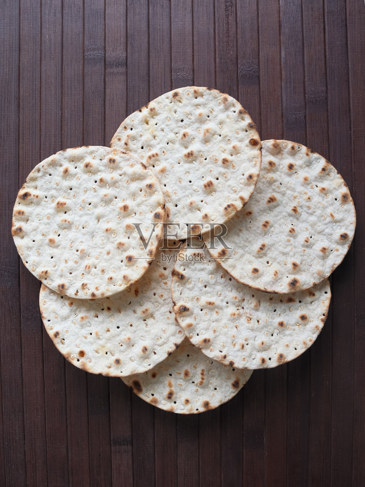 木制背景上的圆脆饼照片摄影图片