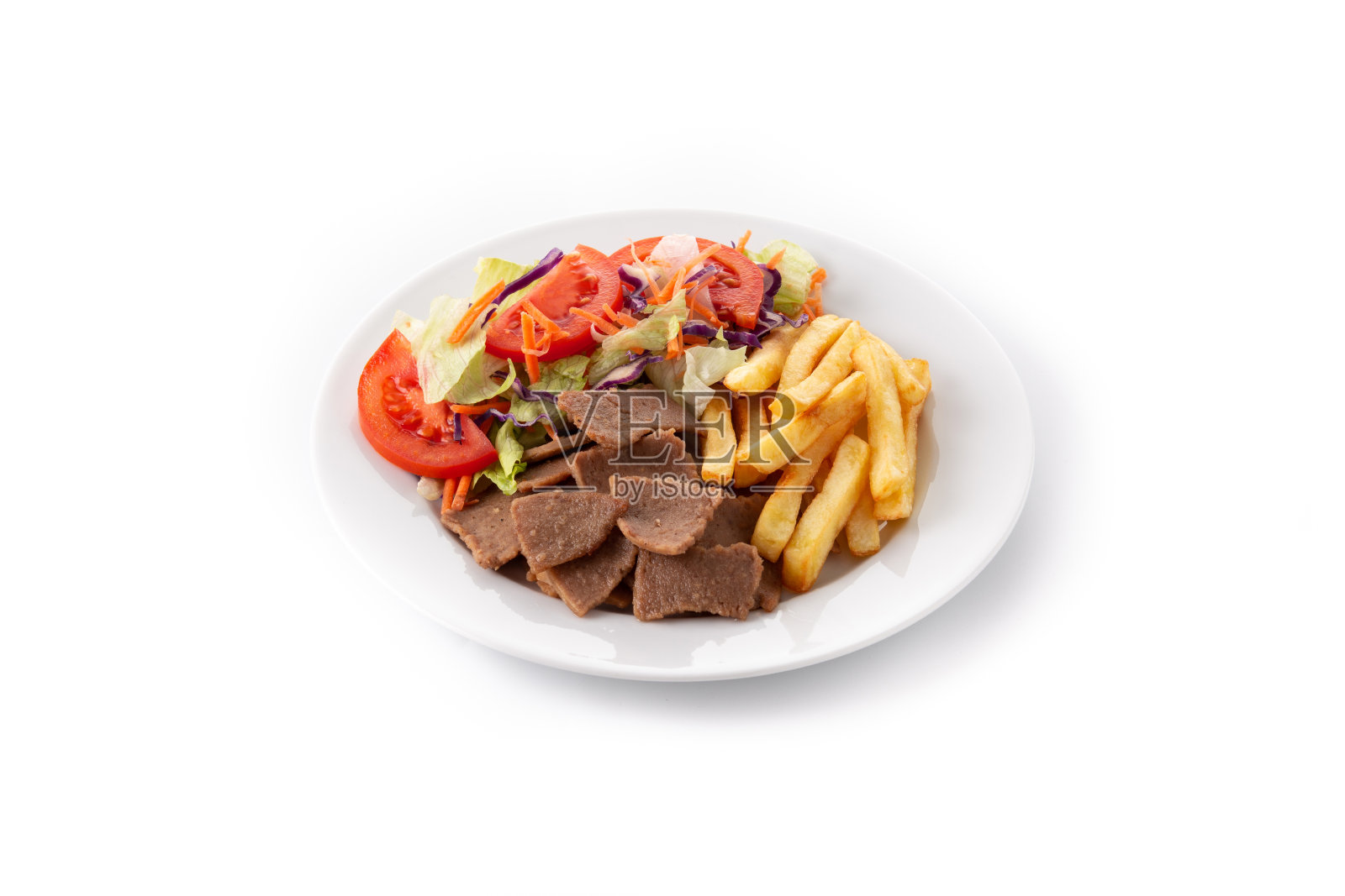 一盘烤肉，蔬菜和炸薯条照片摄影图片