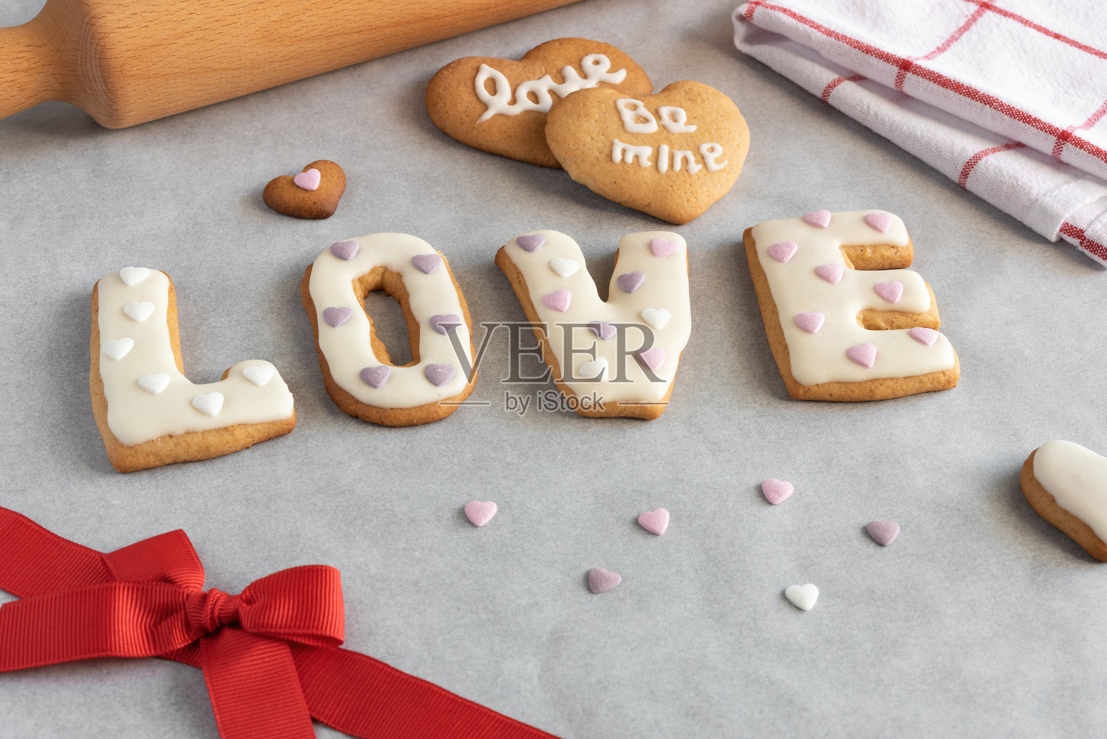 文字情书由姜饼饼干组成。照片摄影图片