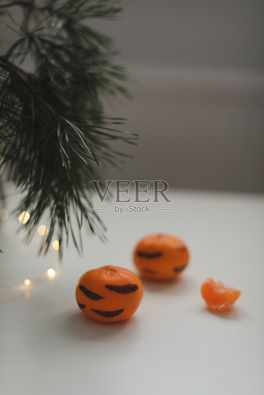 白色背景上画有条纹的橘子和圣诞树。这是虎年的概念照片摄影图片