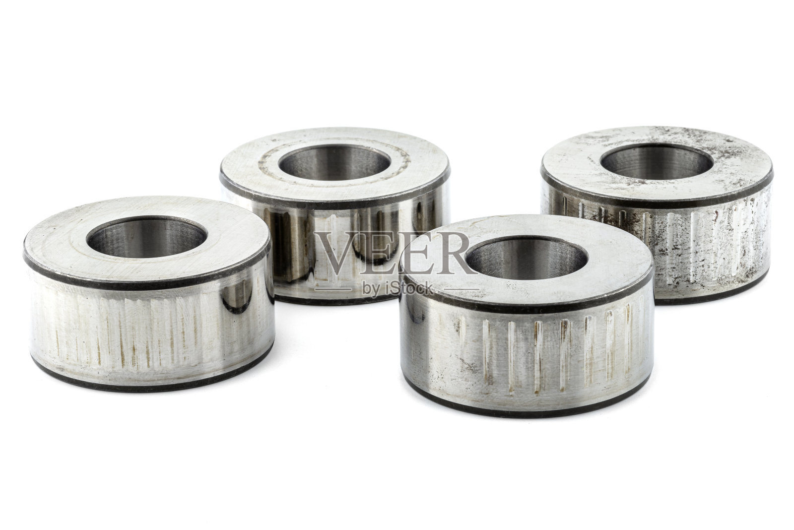 照片的四个转衬套与针轴承凹痕，孤立在一个白色的背景。照片摄影图片