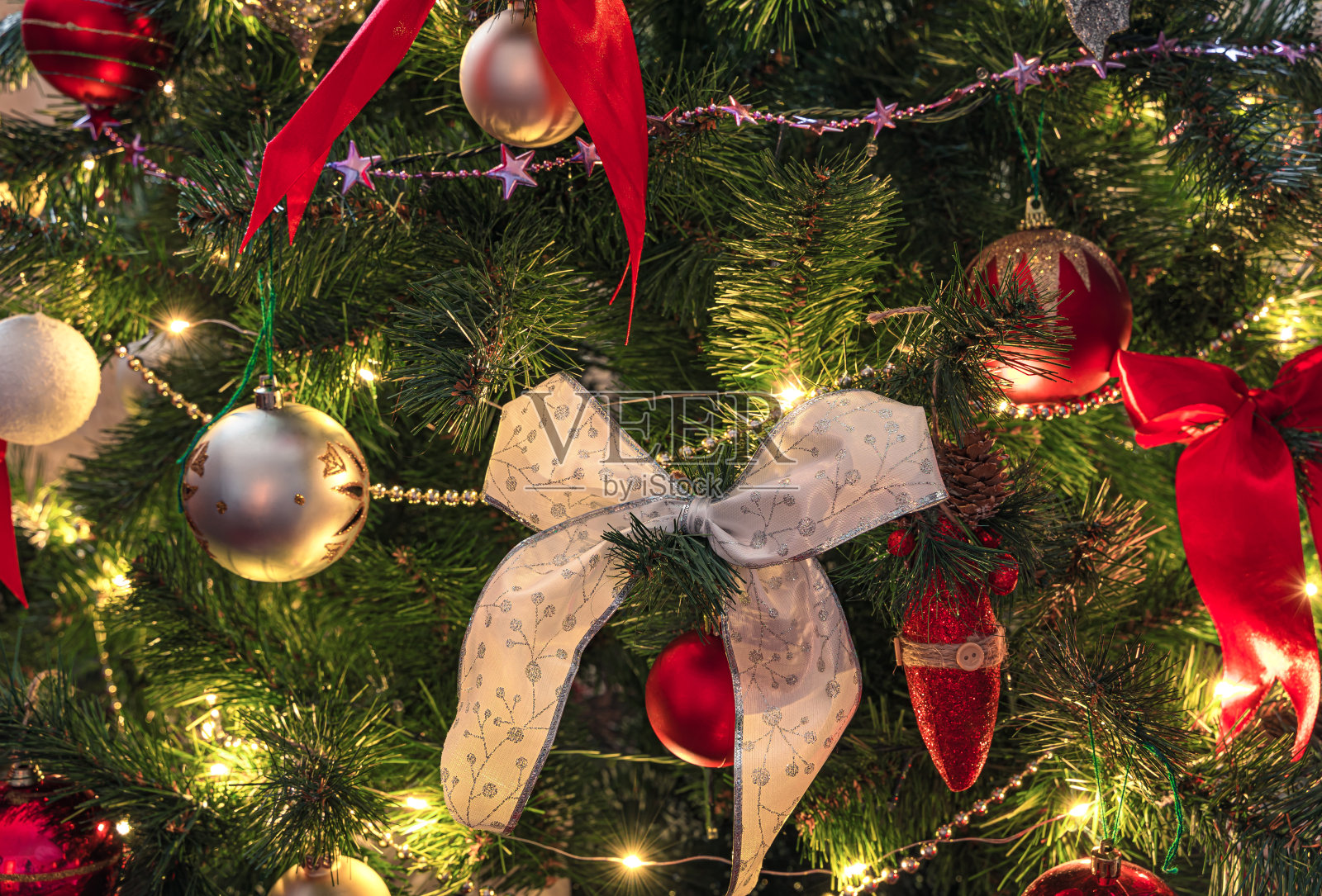 有花环和装饰品的圣诞树特写镜头。侧视图照片摄影图片