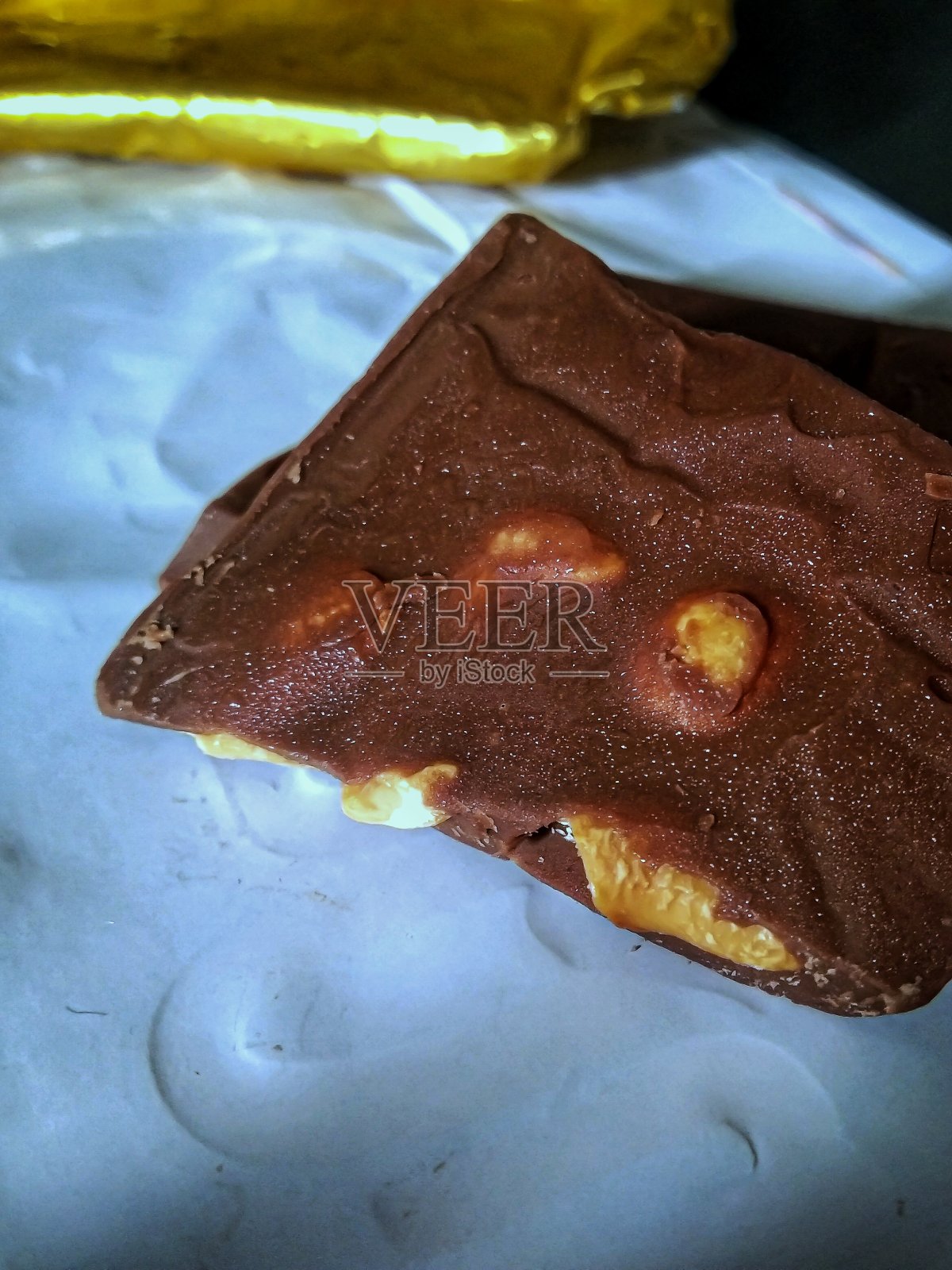 白色背景上的美味巧克力，里面装满了坚果照片摄影图片