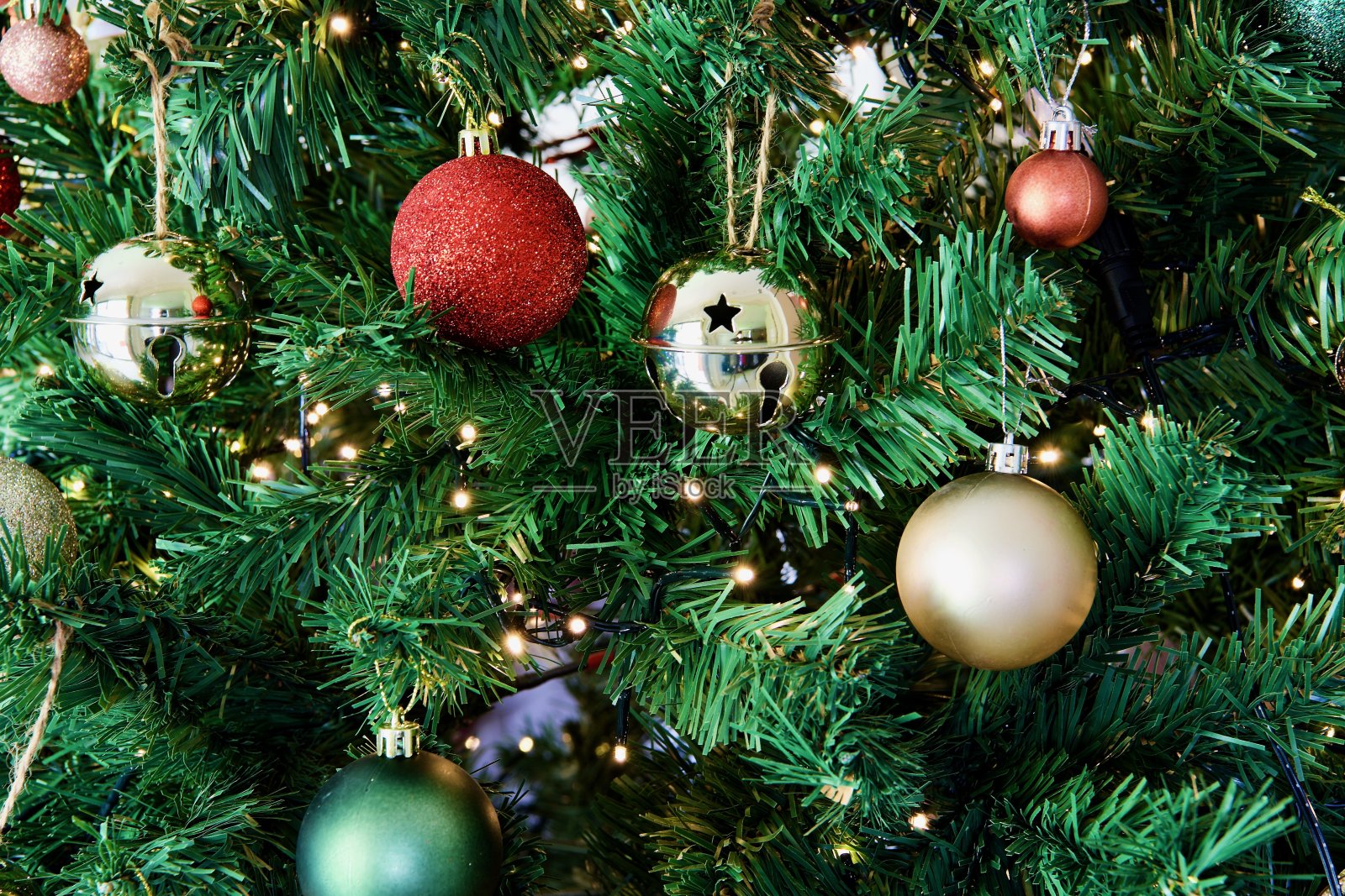 圣诞彩灯和小玩意-三叶草绿色，淡兰灰色，赤陶橙色，Punch红色照片摄影图片