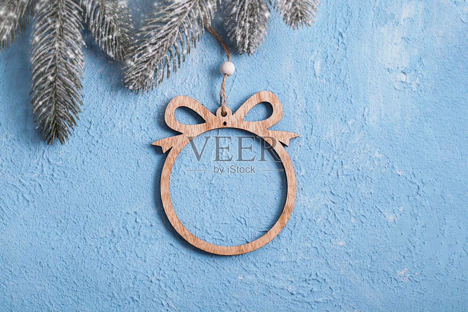 木制圣诞球在蓝色纹理石膏上。细木工的传统。新年背景为建店。用于建筑的建筑材料。石膏胶凝材料。照片摄影图片