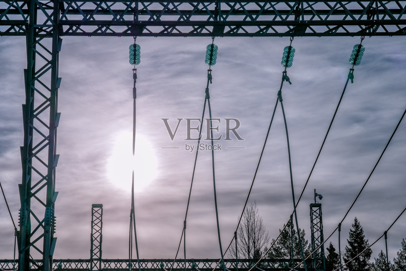 高压电力变压器-电线，近距离，太阳在背景照片摄影图片