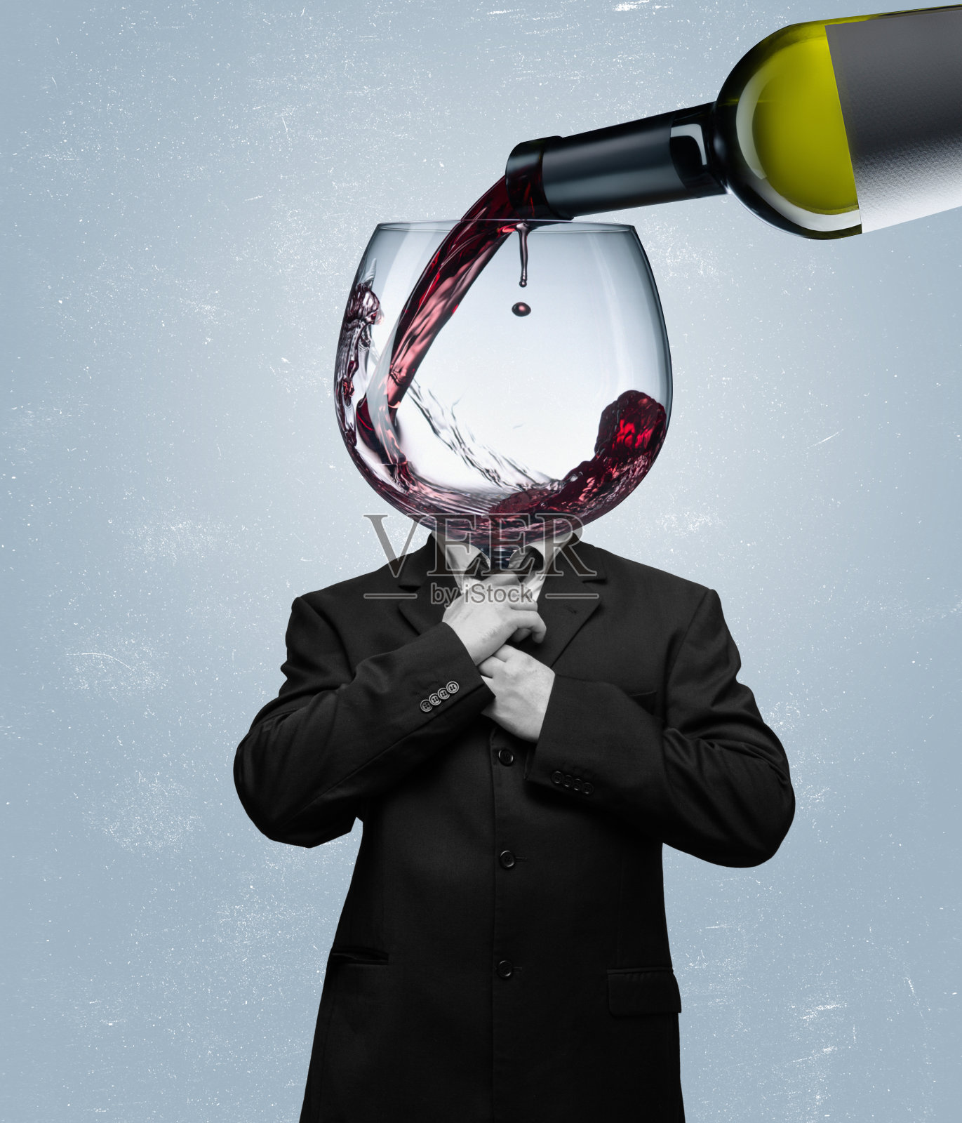 当代艺术拼贴，现代设计。复古的风格。头戴红酒杯的男子，蓝色背景照片摄影图片
