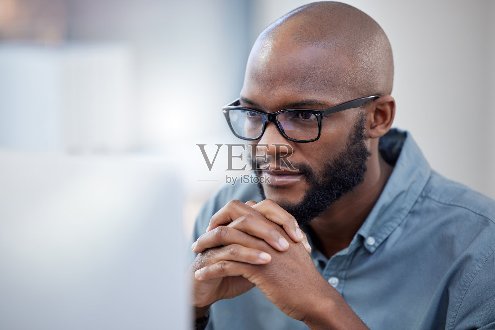 一个年轻的商人在一个现代化的办公室里使用笔记本电脑照片摄影图片