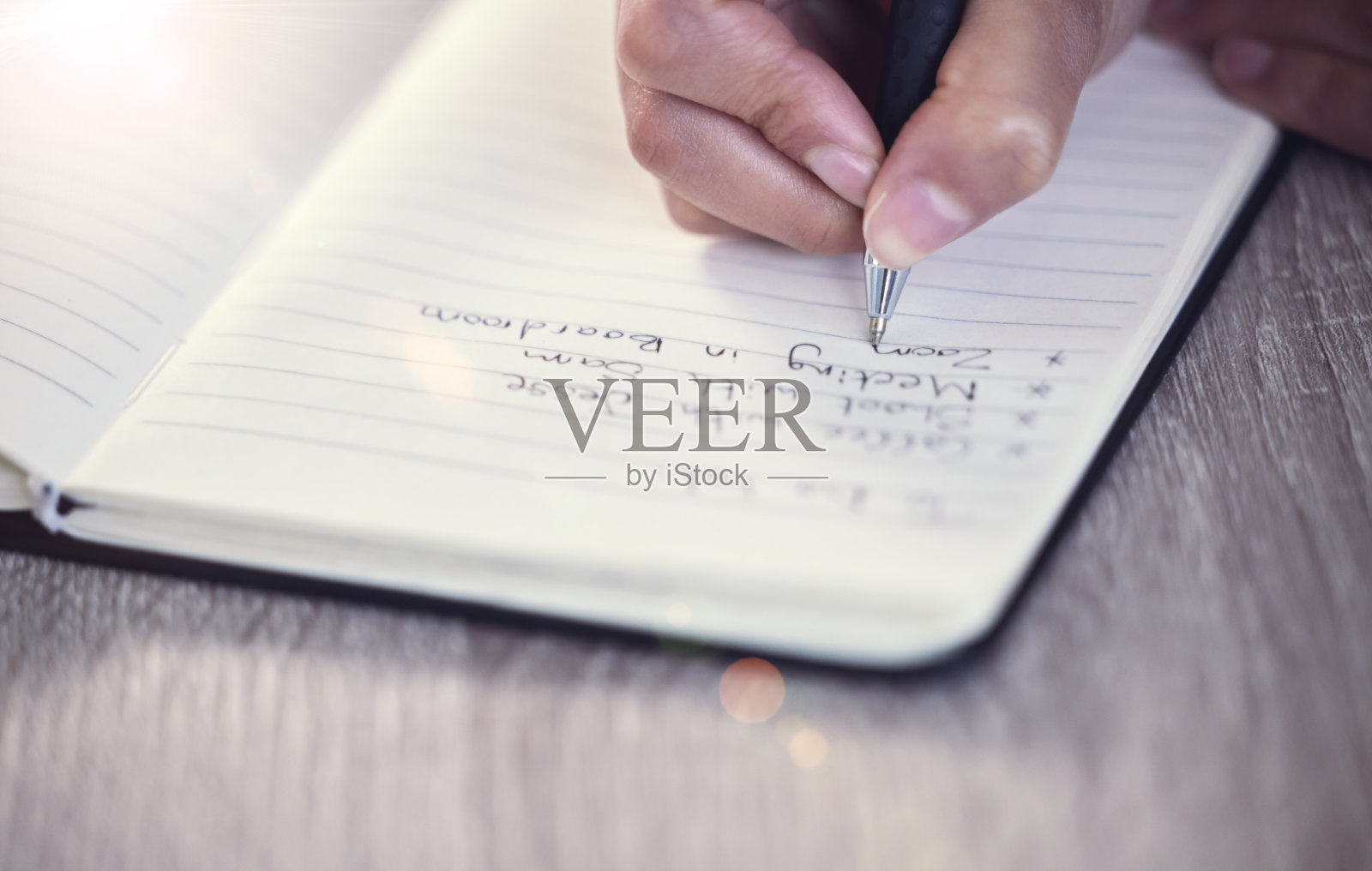 一个无法辨认的呼叫中心工作人员的照片照片摄影图片