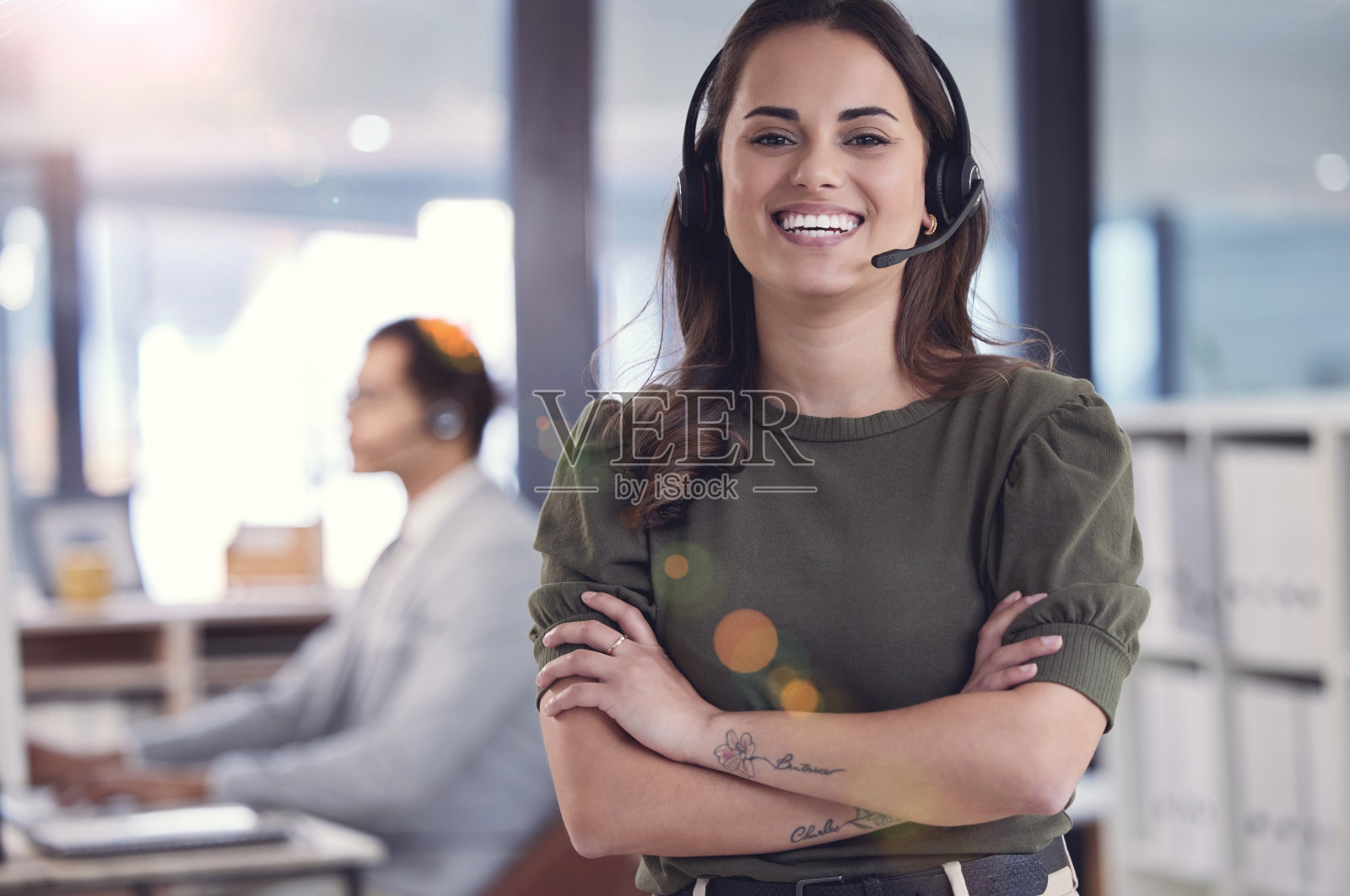 一个年轻的女性呼叫中心工作人员的照片照片摄影图片