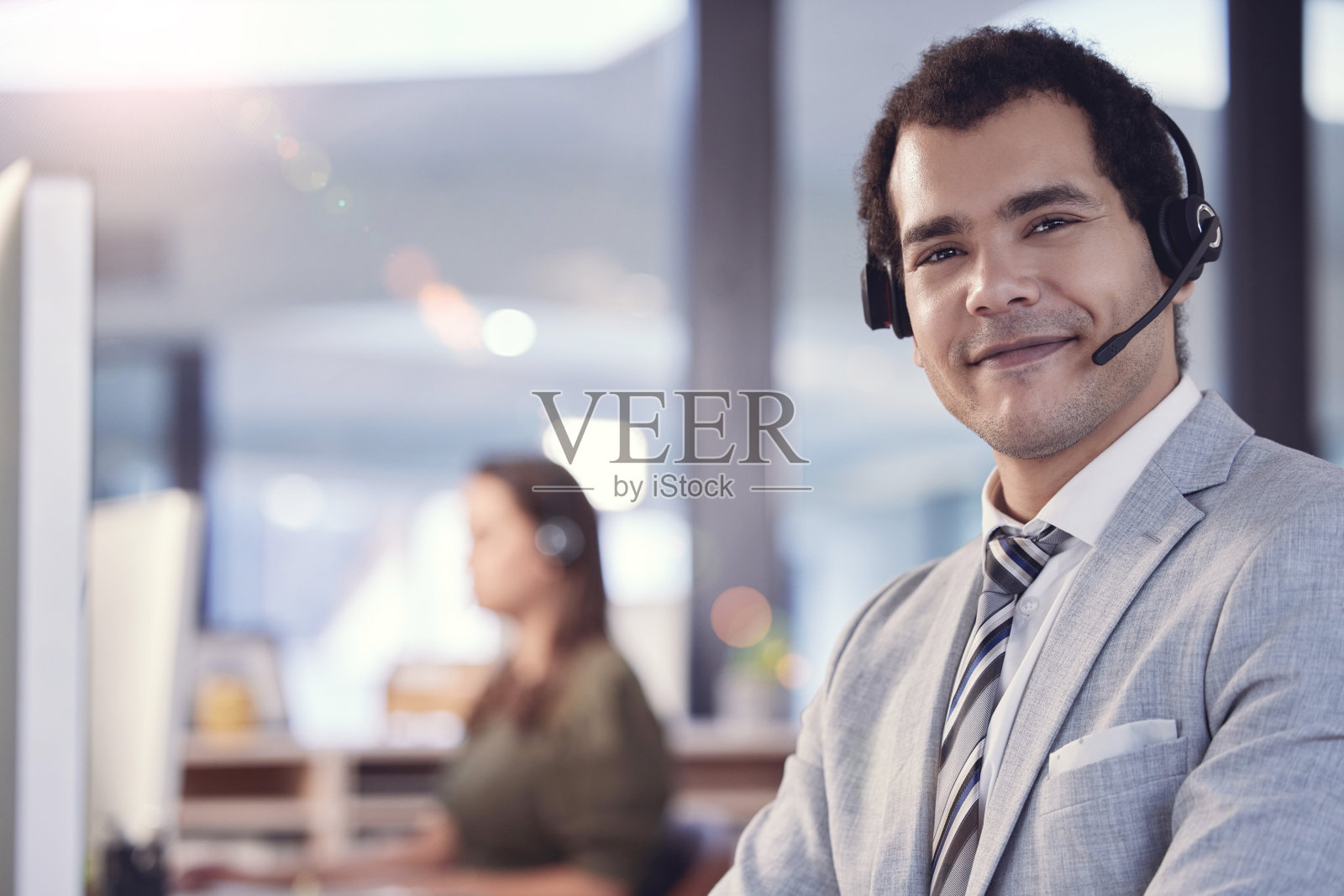 一个年轻的男性呼叫中心工作人员的照片照片摄影图片