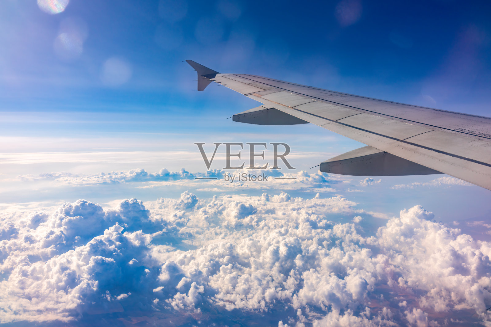 从飞机窗口看美丽的多云天空和飞机机翼照片摄影图片