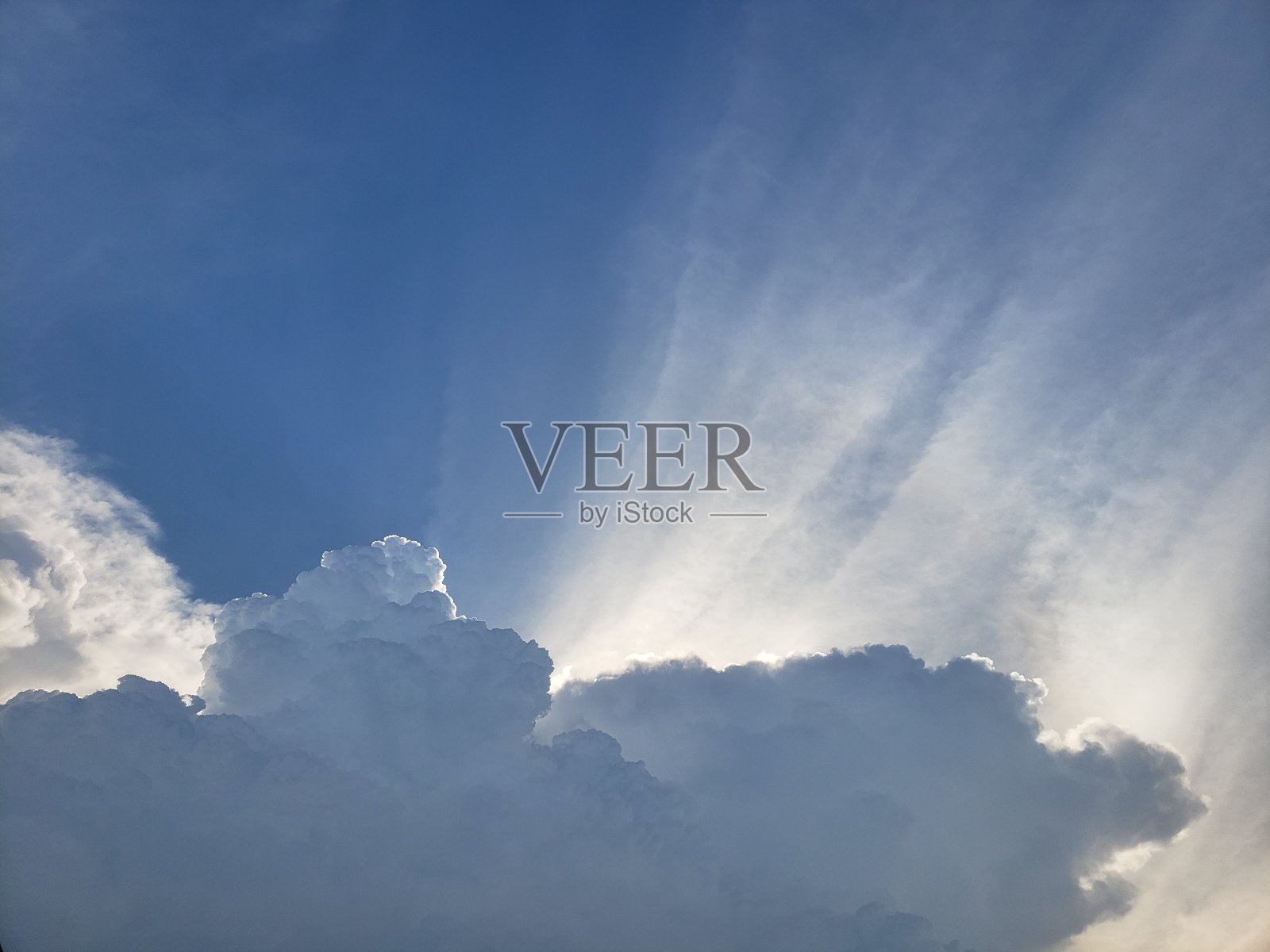 午后穿透云层的阳光照片摄影图片