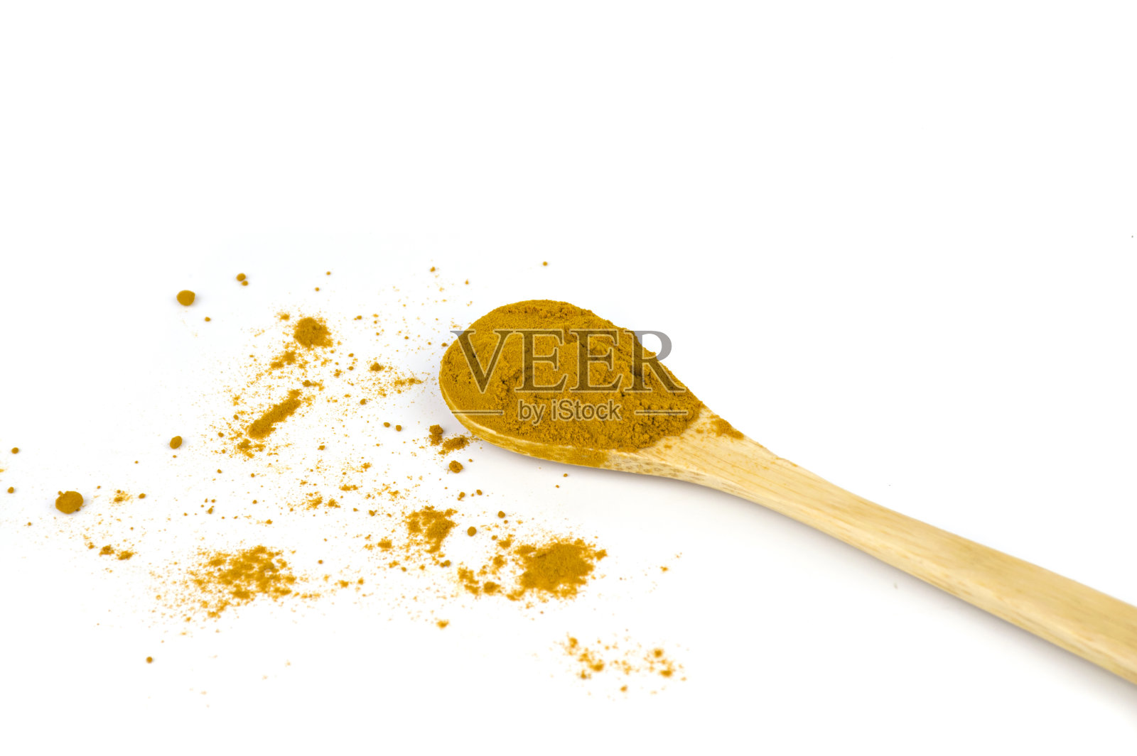 姜黄在木勺孤立的白色背景照片摄影图片