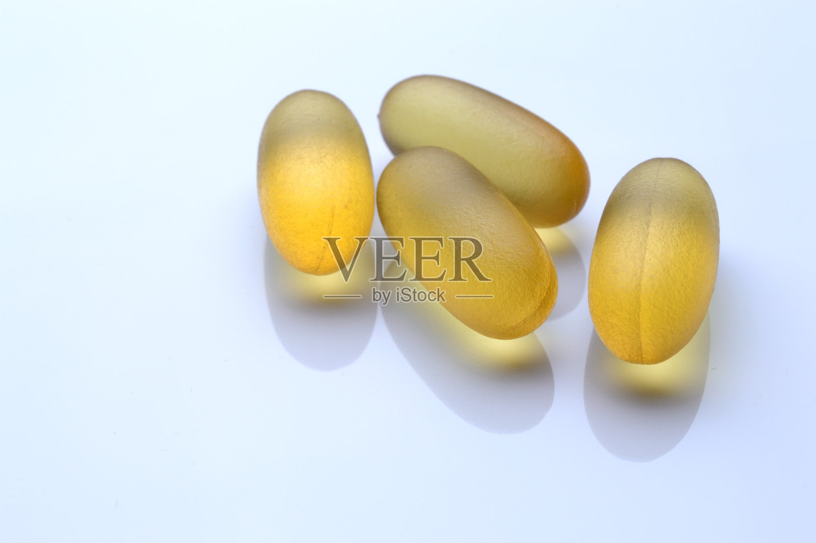 Omega - 3鱼油补充胶囊在白色背景。照片摄影图片