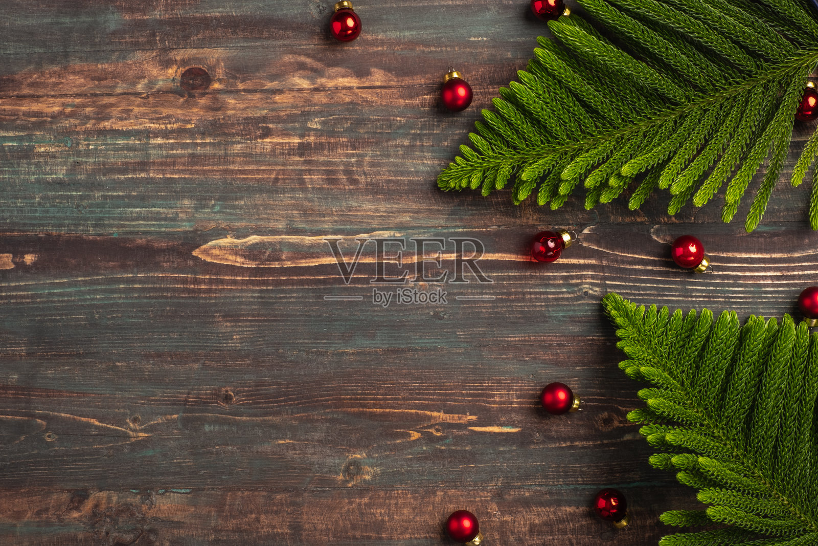 木制桌子上的圣诞松叶和装饰物照片摄影图片