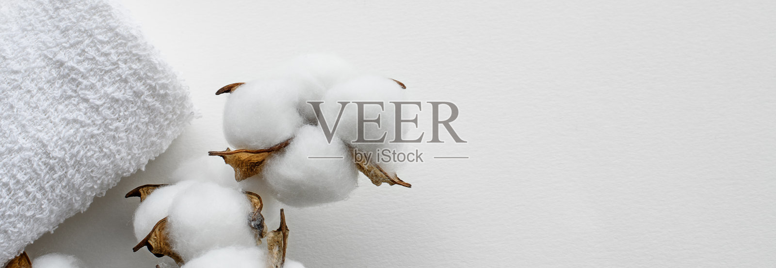 股票的横幅是白色的，上面有一条棉布毛巾。生态产品。照片摄影图片