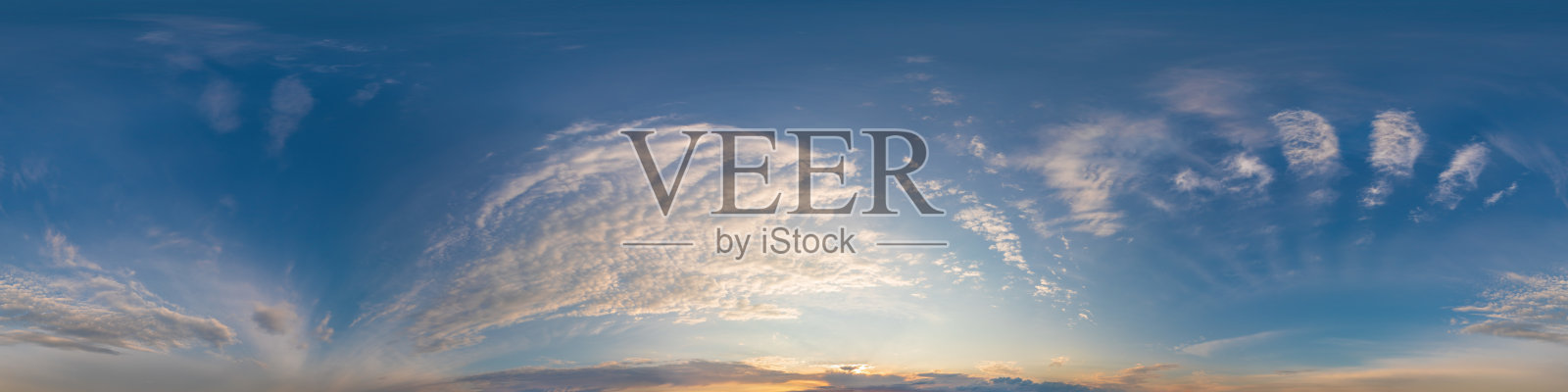 深蓝色日落天空全景与卷云。无缝hdr pano球形等矩形格式。完成天顶三维可视化，游戏和天空替换无人机360全景照片摄影图片