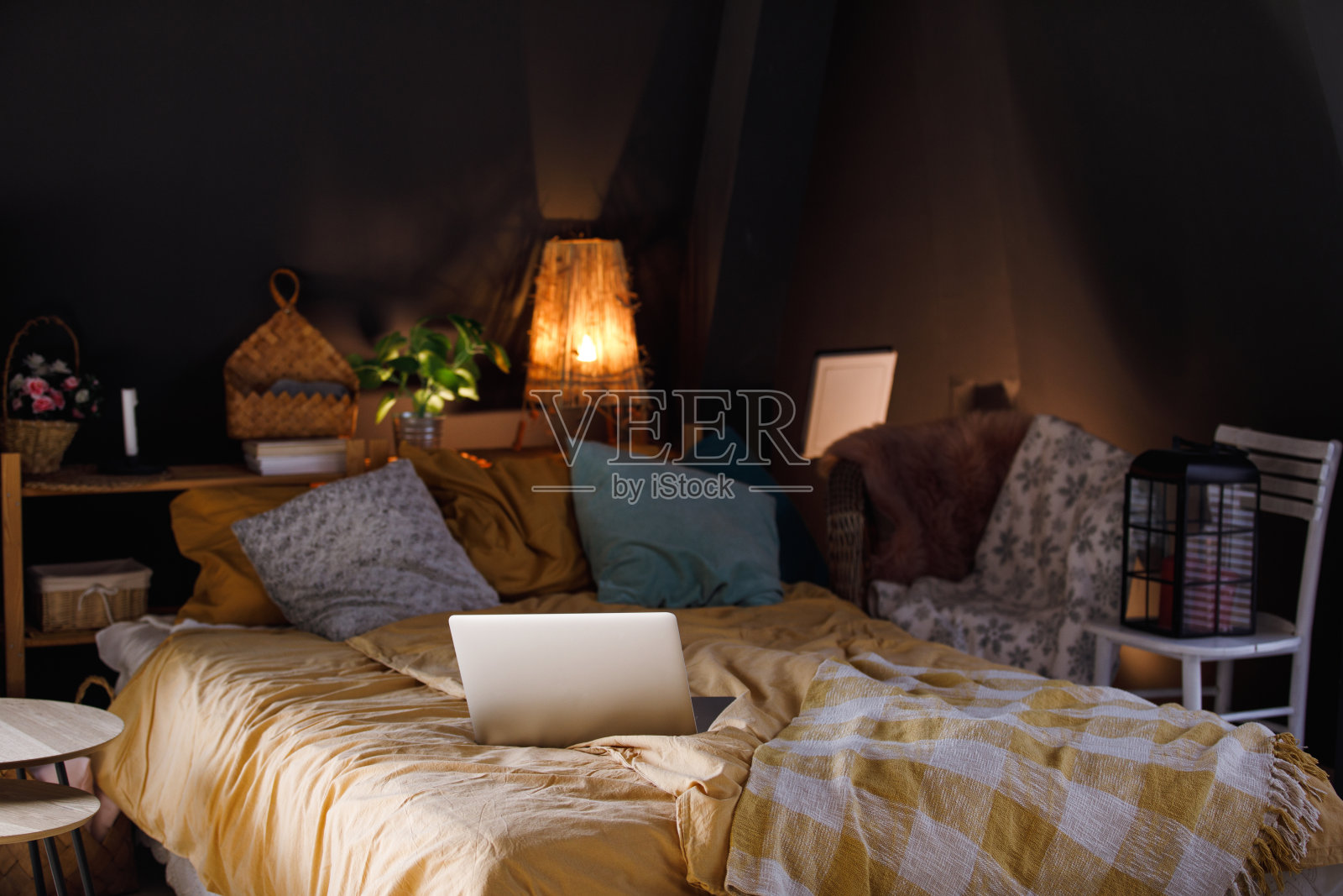 卧室有舒适的床和笔记本电脑，可以在深夜看电影照片摄影图片